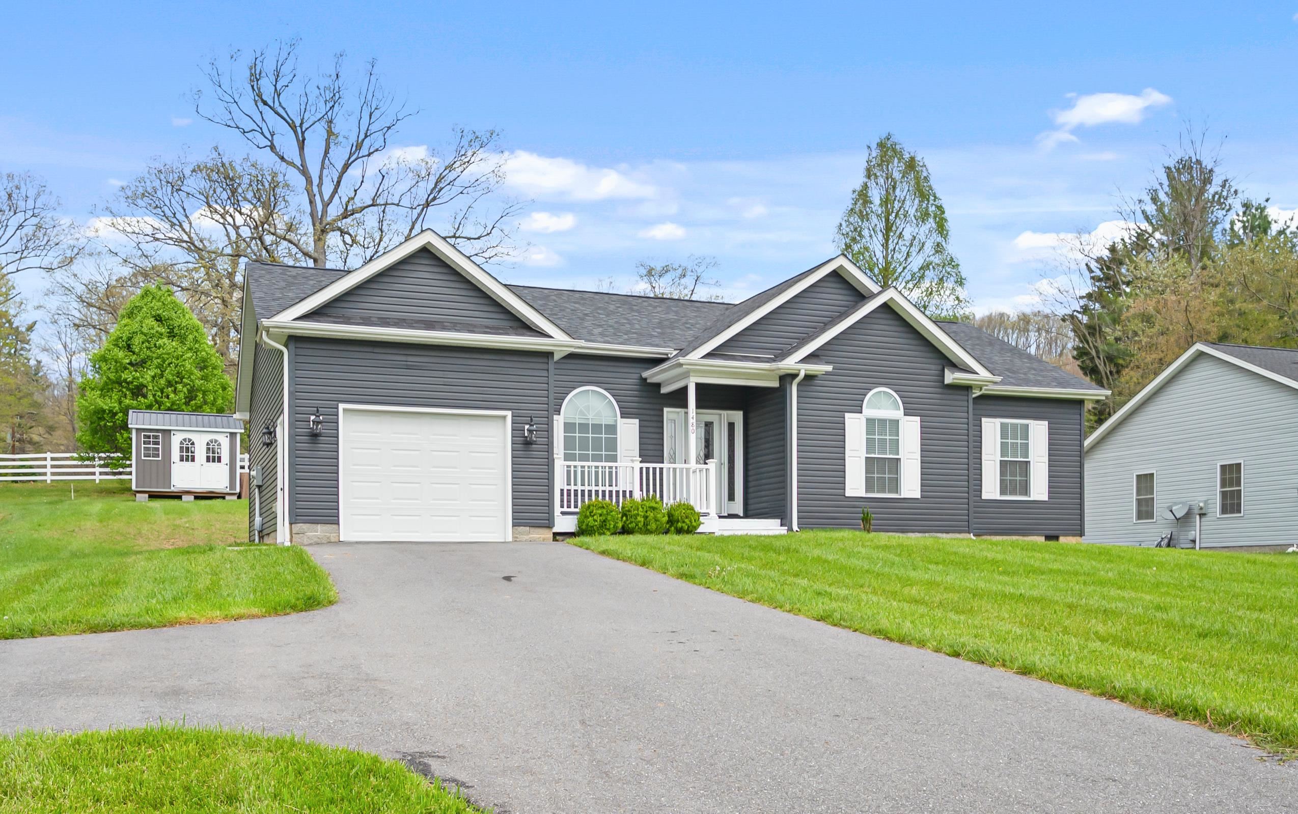 Wytheville, Virginia 24382, United States, 3 Bedrooms Bedrooms, ,3 BathroomsBathrooms,Residential,Pending,59893