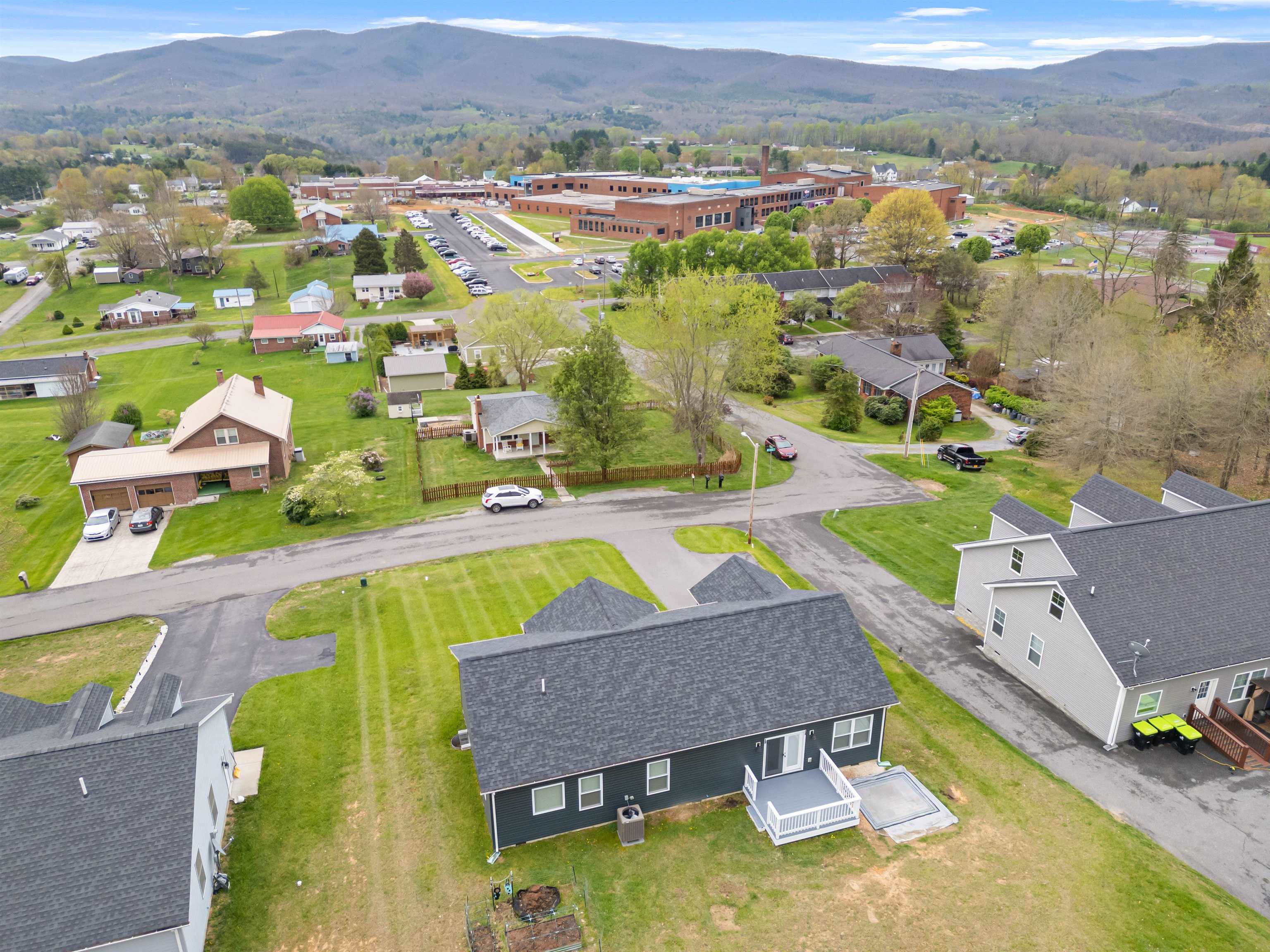 Wytheville, Virginia 24382, United States, 3 Bedrooms Bedrooms, ,3 BathroomsBathrooms,Residential,Pending,59893