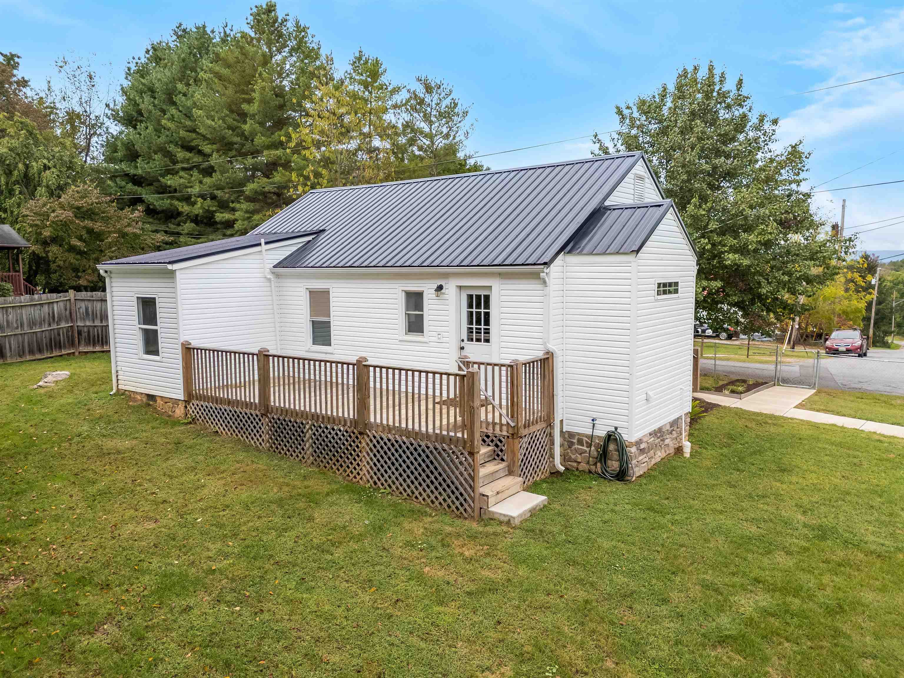 Radford, Virginia 24141, United States, 2 Bedrooms Bedrooms, ,1 BathroomBathrooms,Residential,Active,223716