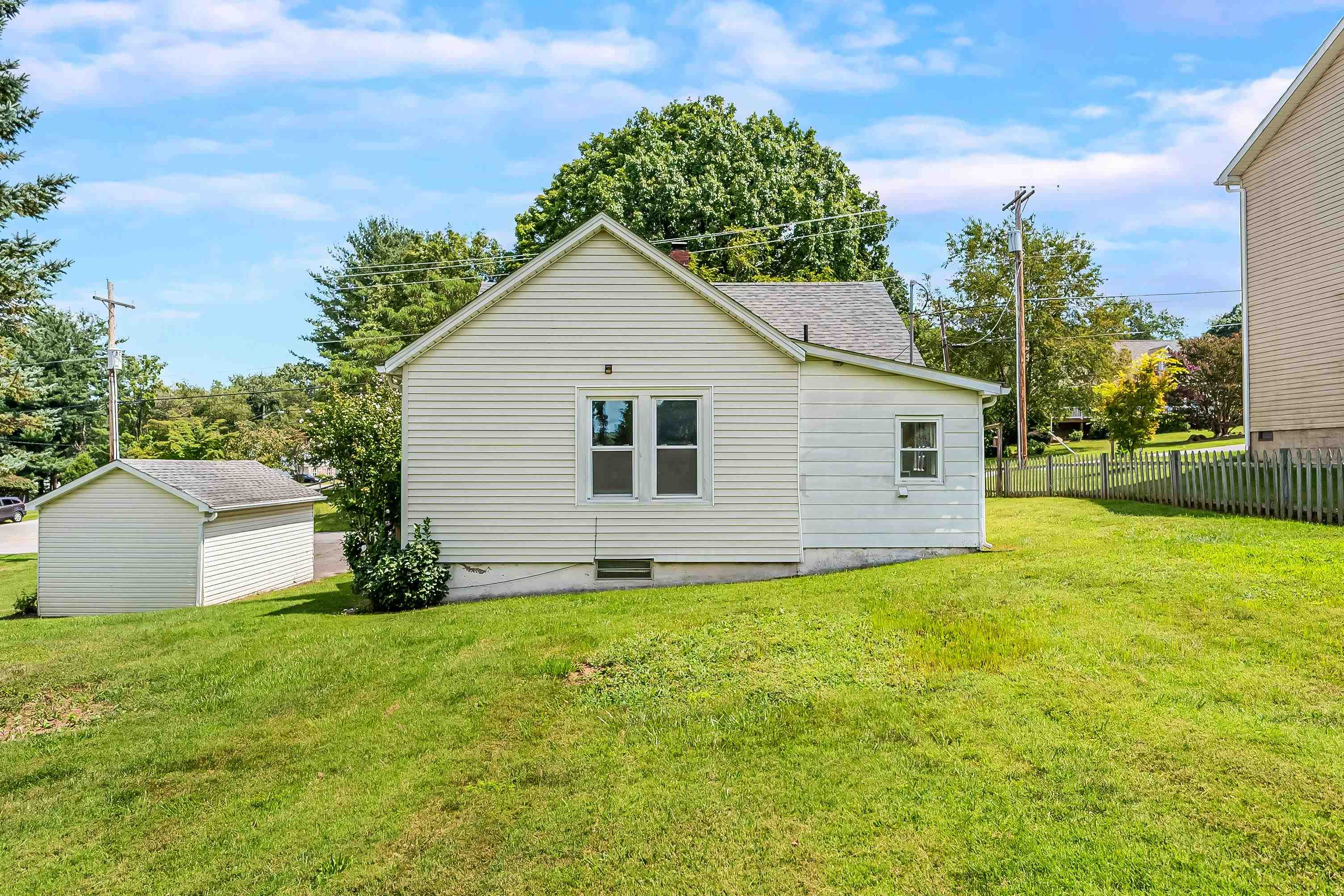 Christiansburg, Virginia 24073, United States, 3 Bedrooms Bedrooms, ,2 BathroomsBathrooms,Residential,Active,199841