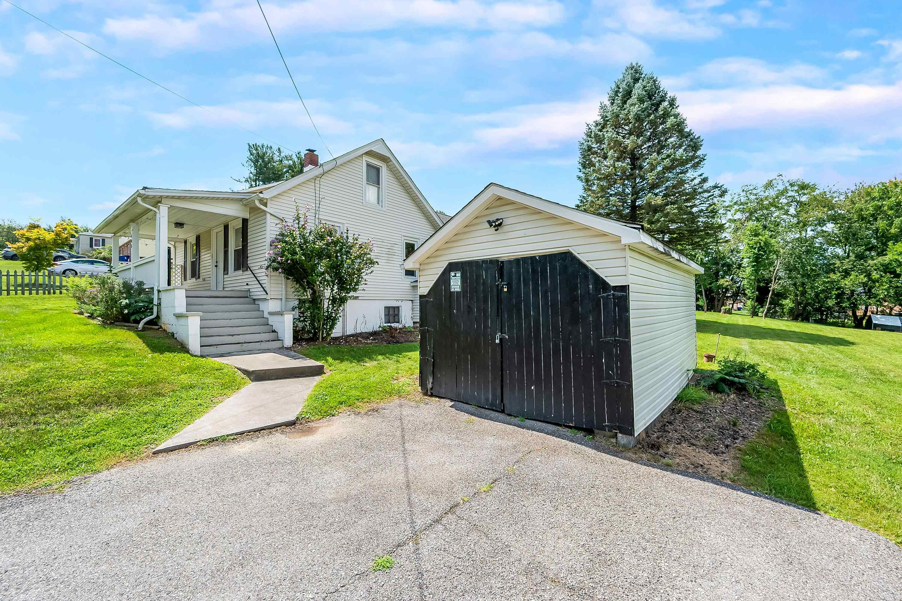 Christiansburg, Virginia 24073, United States, 3 Bedrooms Bedrooms, ,2 BathroomsBathrooms,Residential,Active,199841