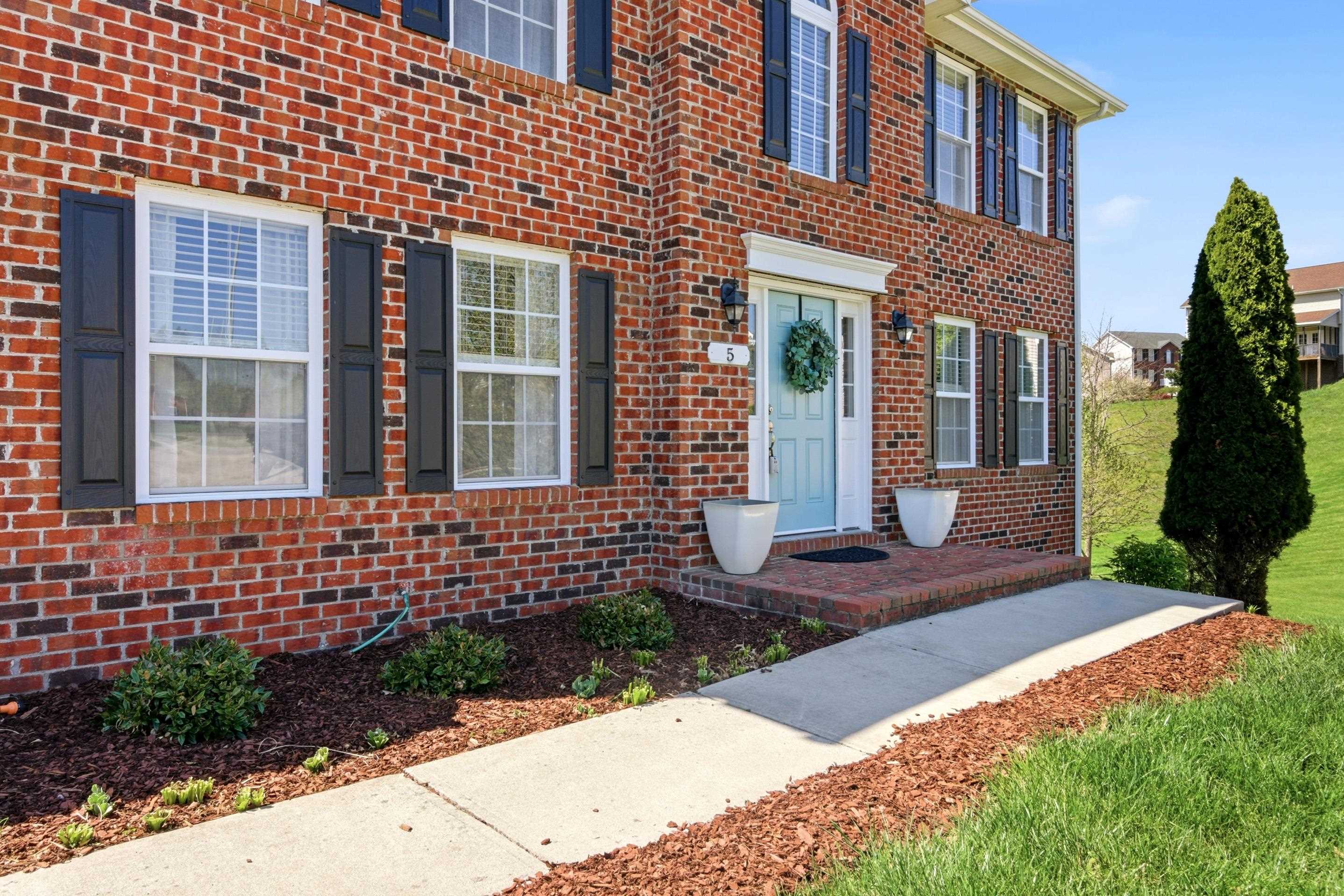 5 King Charles Court NW