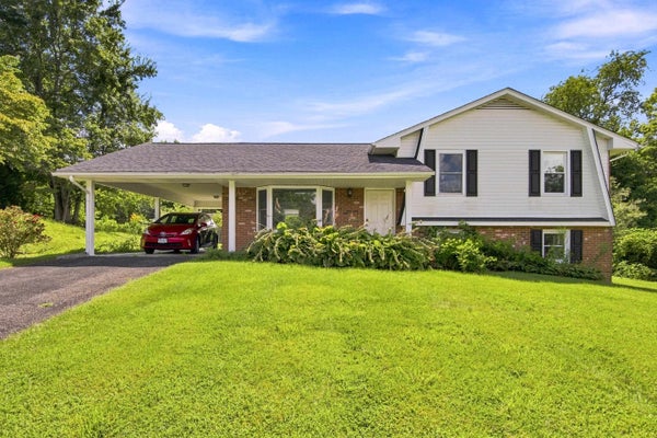 1105 GOLFVIEW DR, BLACKSBURG, VA 24060 - Image 55fcf4ce6ec6aaf3c3b370fa783cf621/358659501