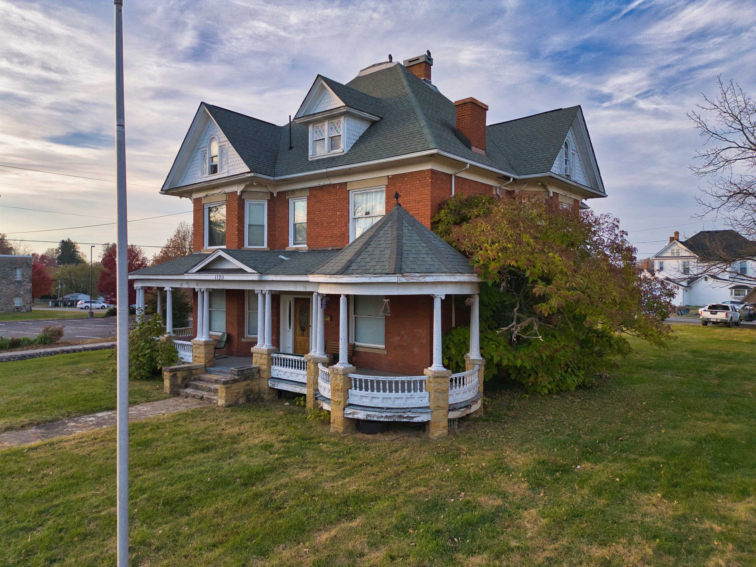 1120 DOWNEY Street