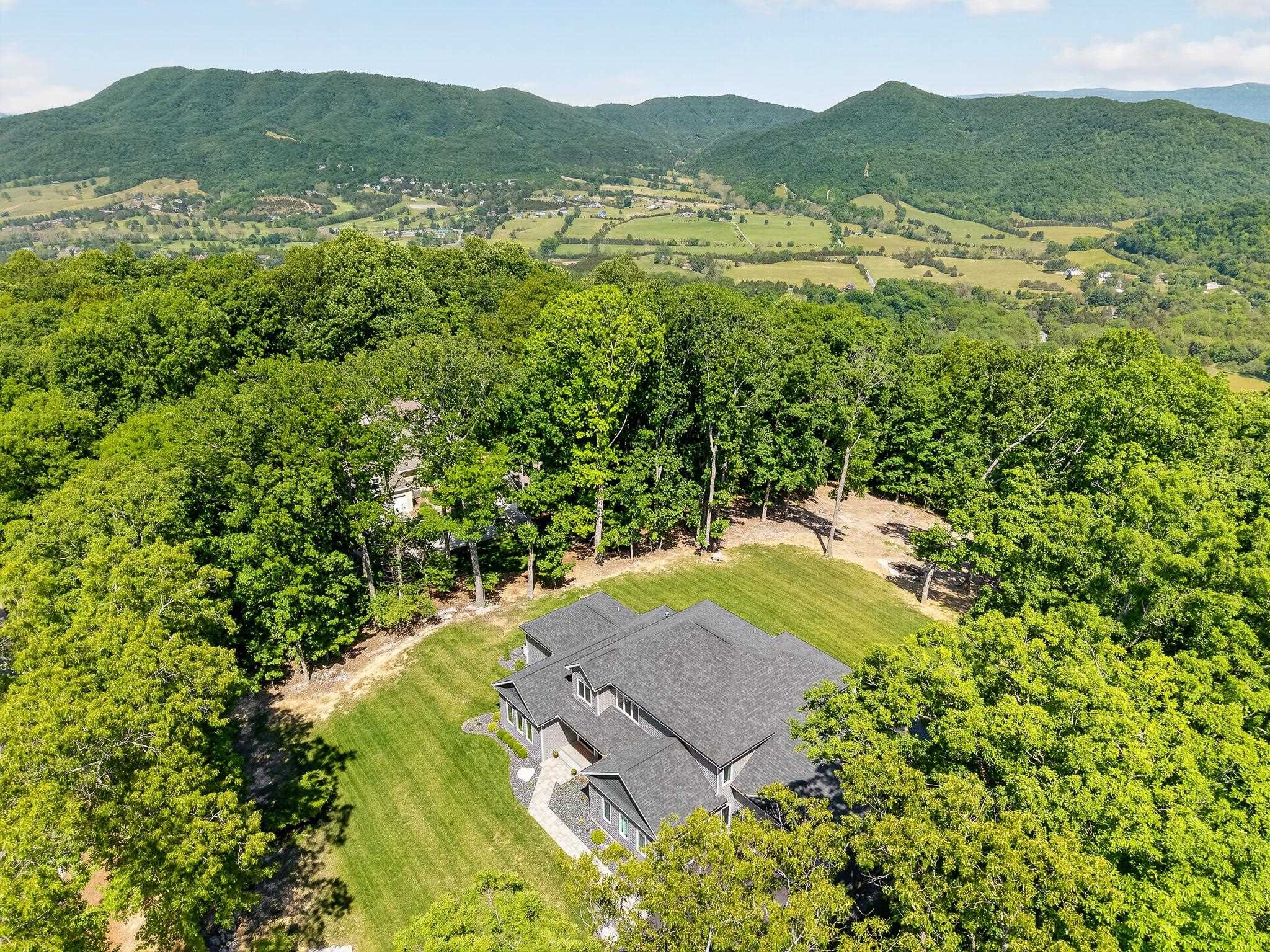 500 Quailwood Dr, Blacksburg, VA, 24060, USA, 5 Bedrooms Bedrooms, ,4 BathroomsBathrooms,Residential,Pending,500 Quailwood Dr,427441
