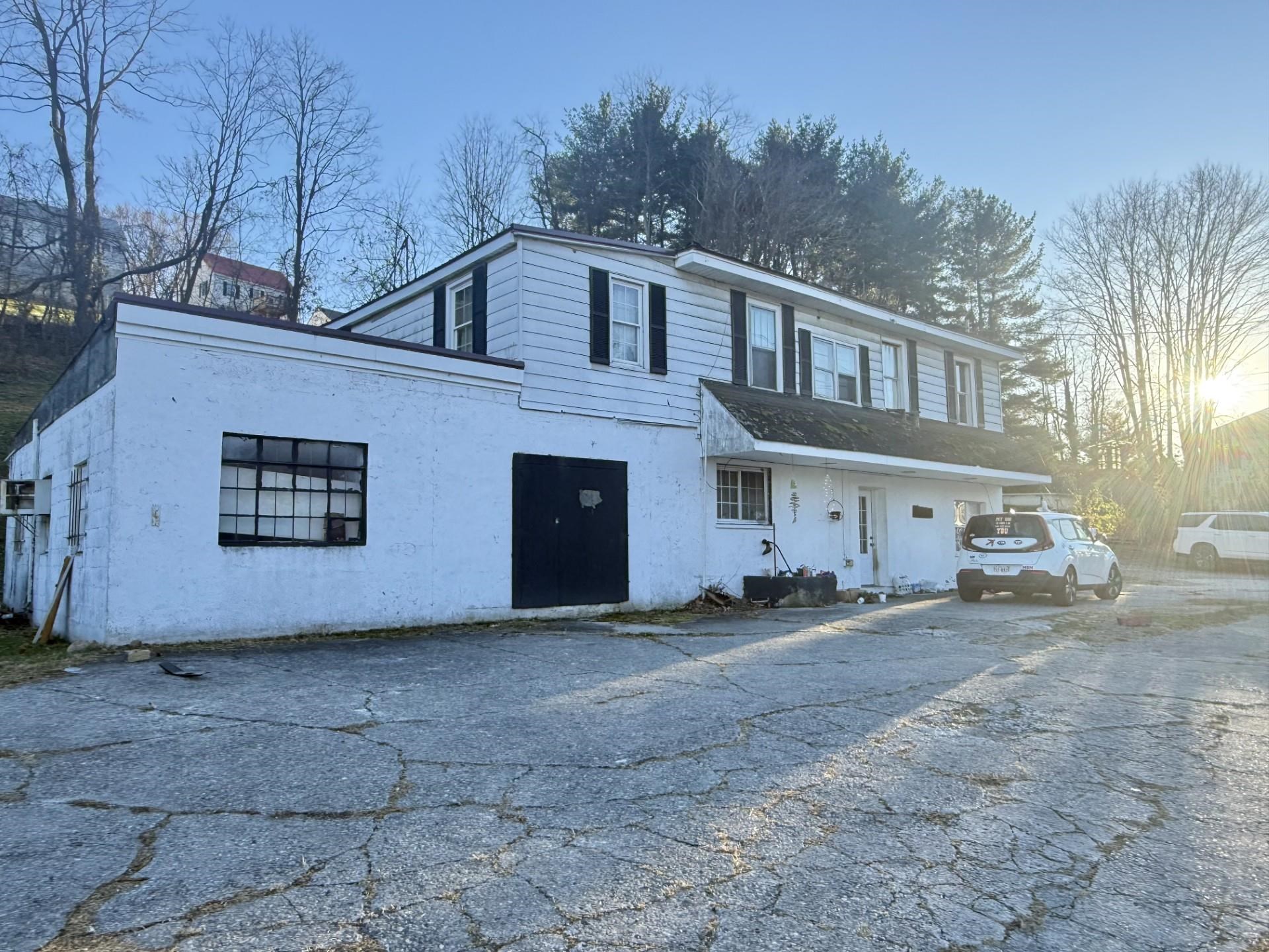 718 Main St Street E