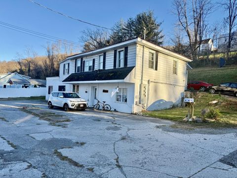 718 Main St Street E Narrows VA 24124