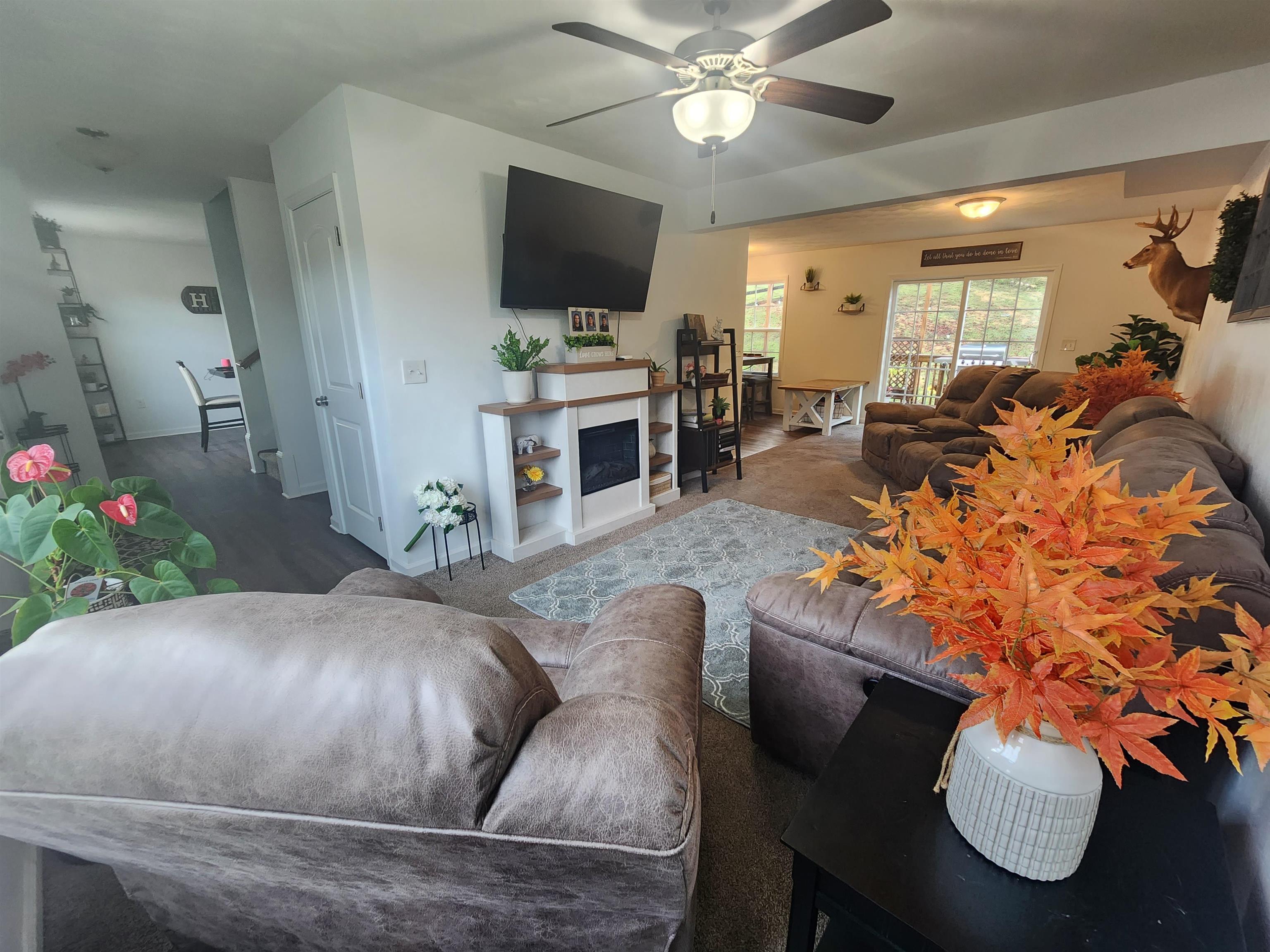 960 CROSSCREEK Drive