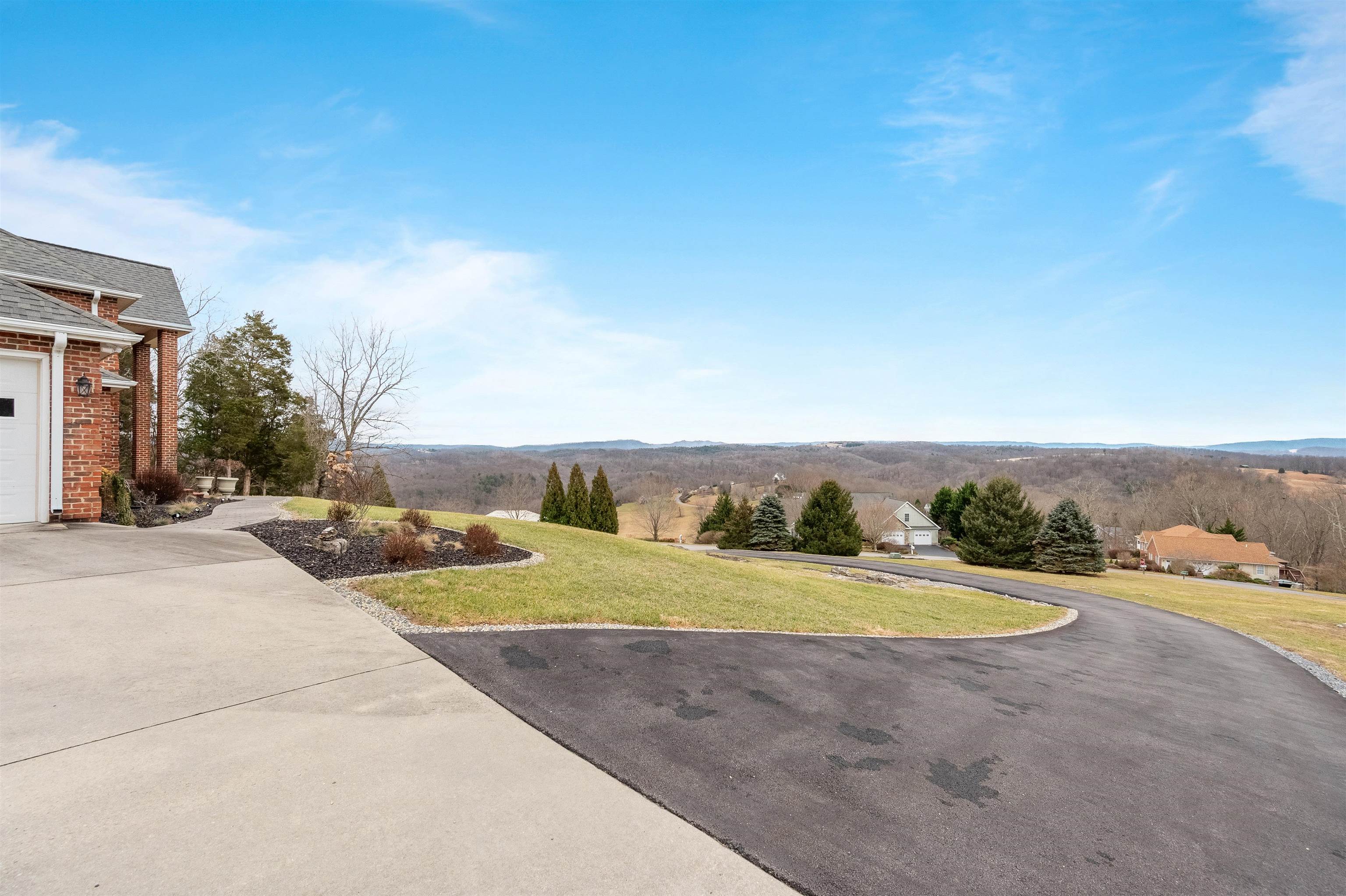 Pearisburg, Virginia 24134, United States, 4 Bedrooms Bedrooms, ,4 BathroomsBathrooms,Residential,Active,66961