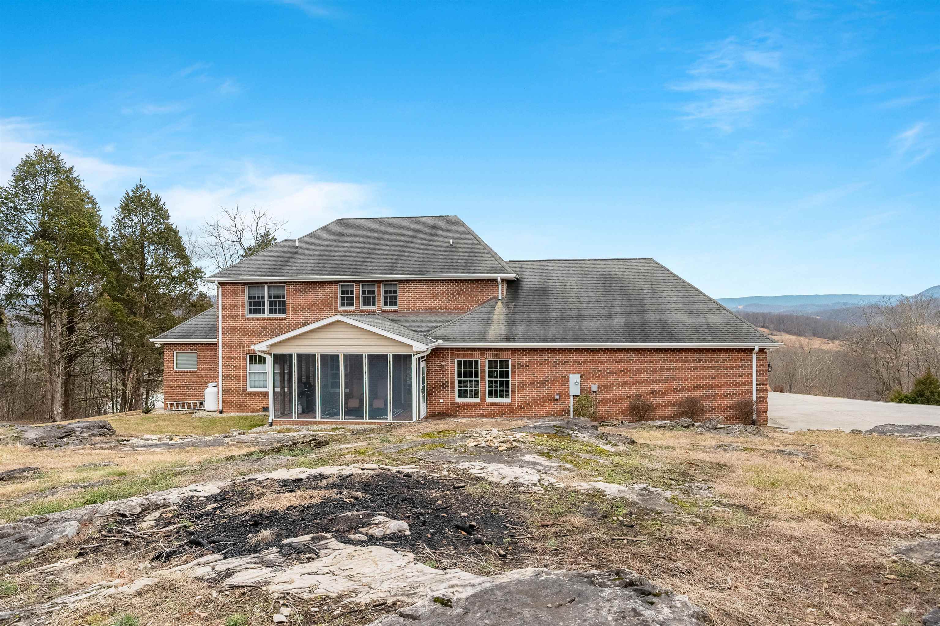 Pearisburg, Virginia 24134, United States, 4 Bedrooms Bedrooms, ,4 BathroomsBathrooms,Residential,Active,66961