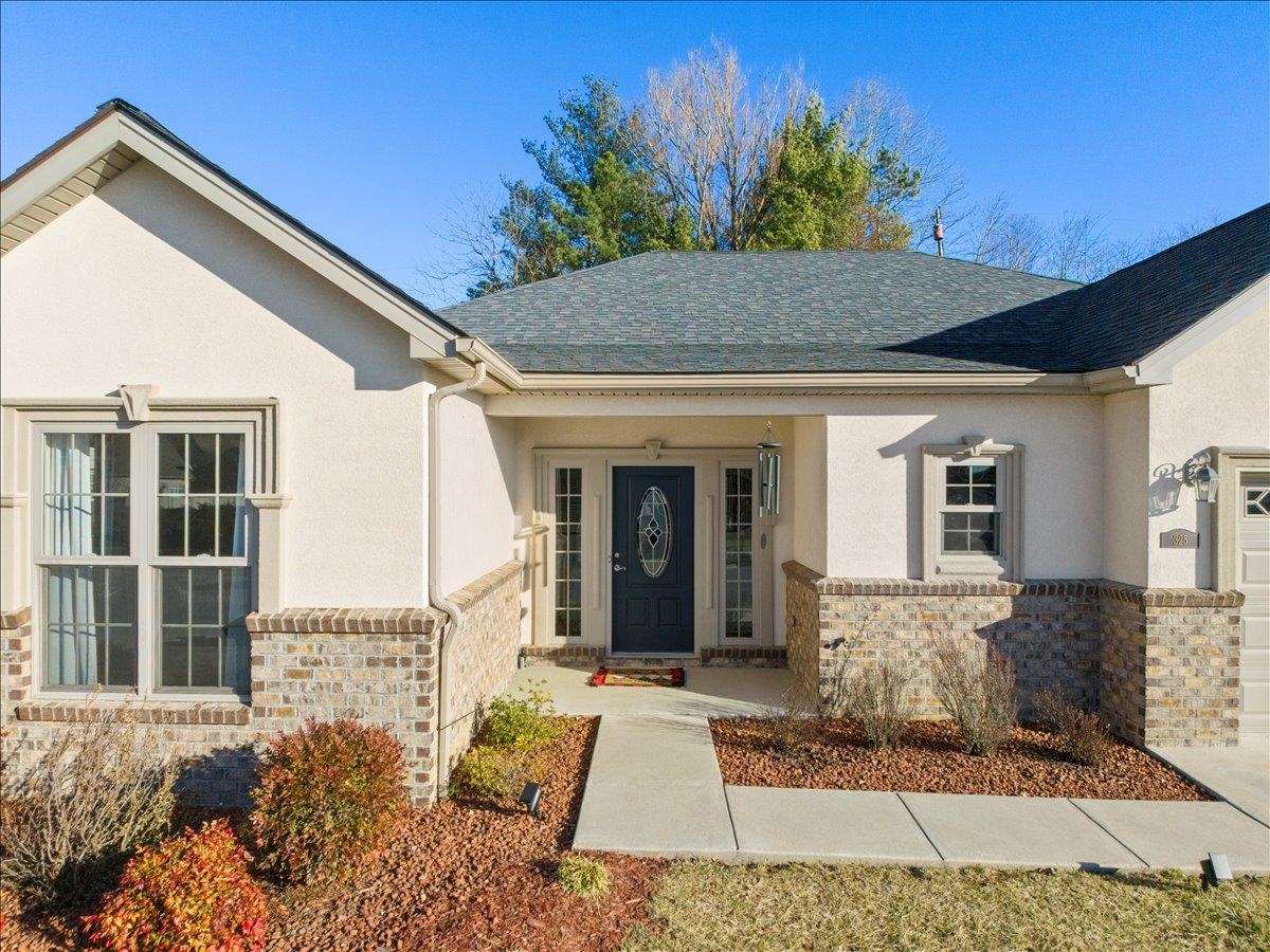 325 Colin Reid Pass NW