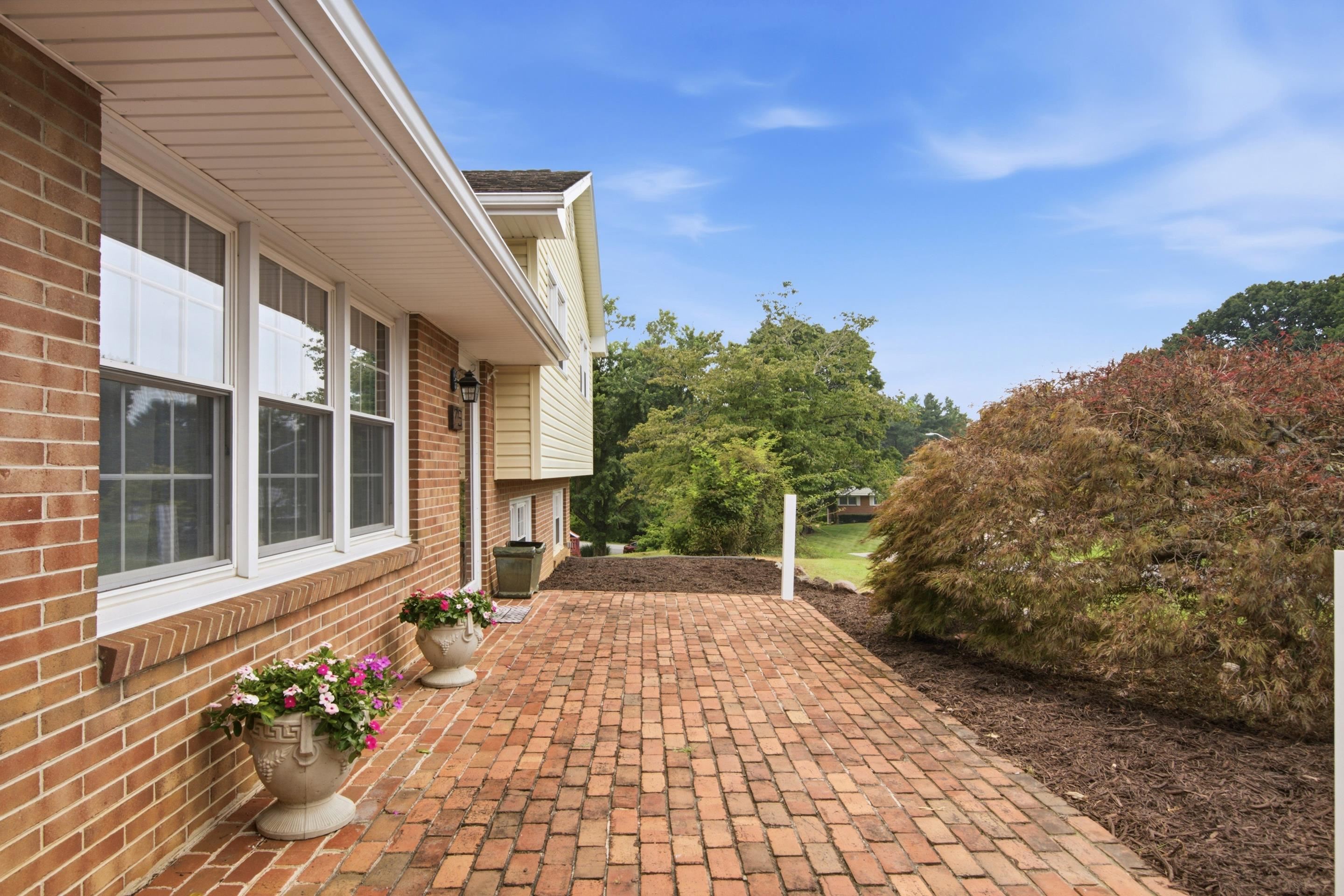 75 Walnut Drive NW