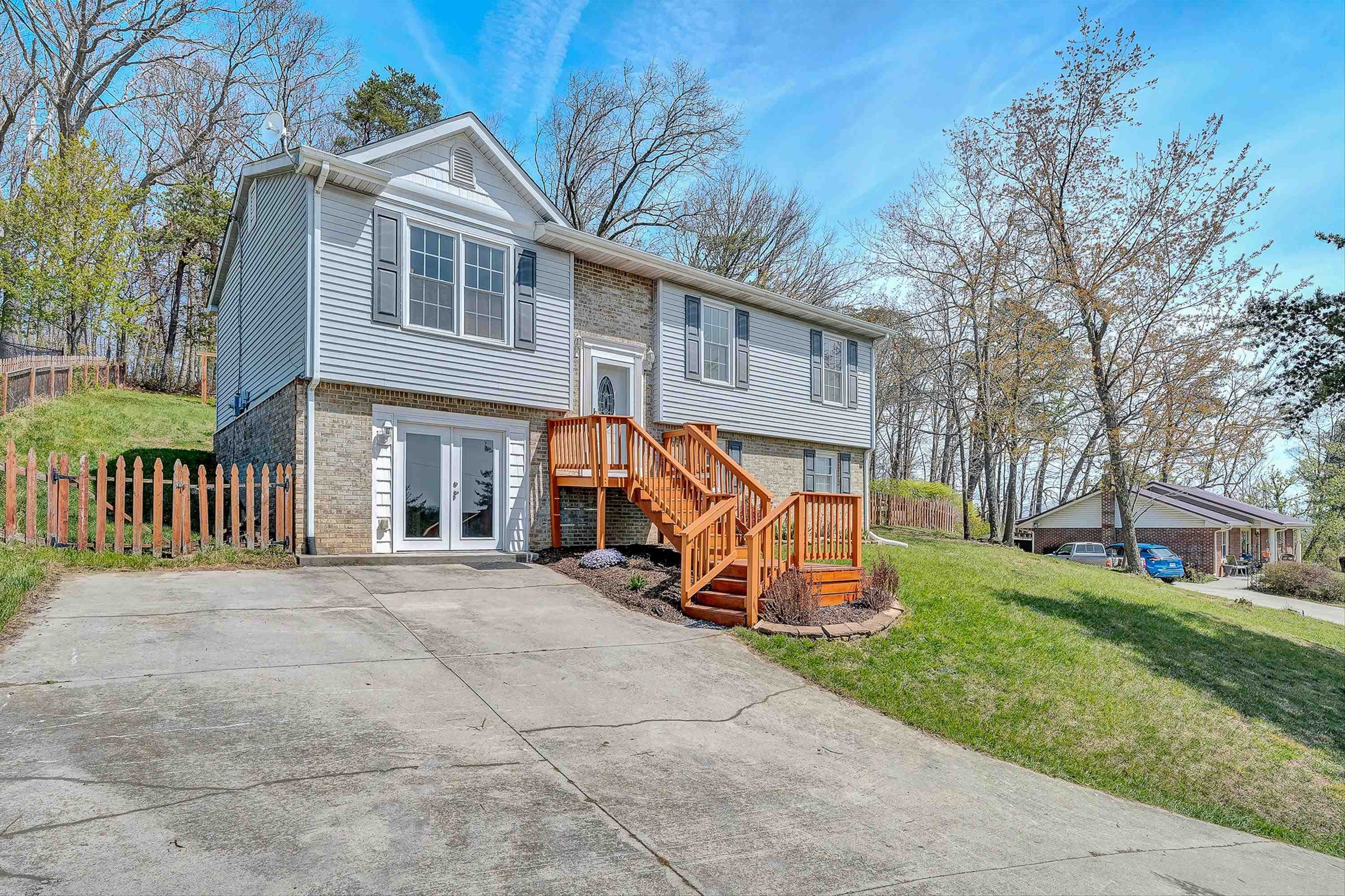 385 Tanglewood Drive SE