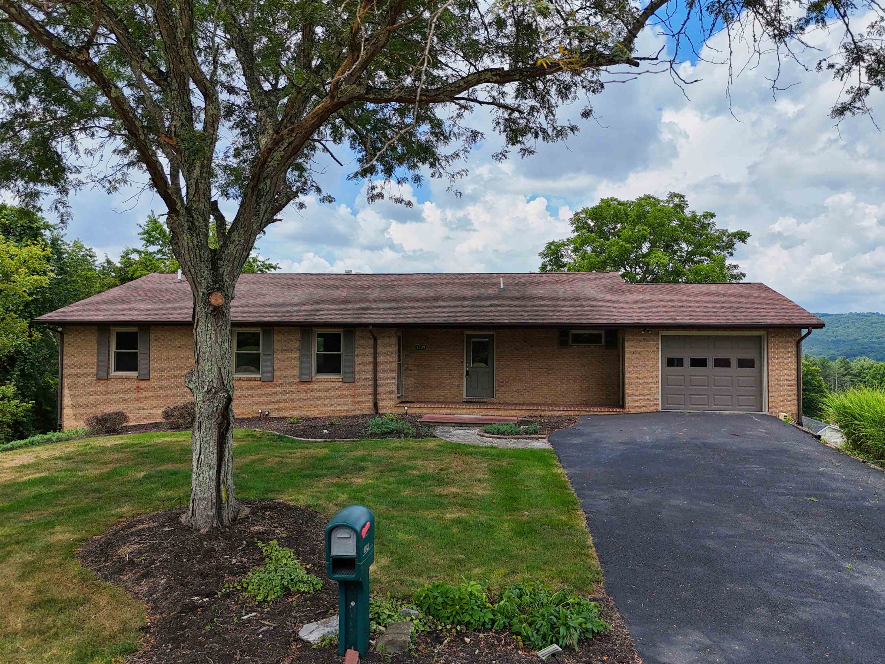 1729 MOUNTAINSIDE Drive