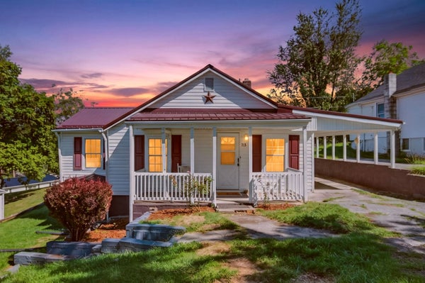 713 ELIZABETH ST, PULASKI, VA 24301 - Image e70df34e3e0f26f97e477e154448d4e6/3639949578