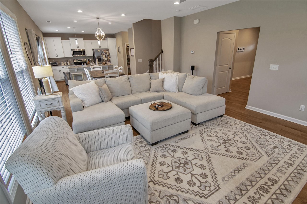 Bowling Green, Kentucky 42104, United States, 4 Bedrooms Bedrooms, ,3 BathroomsBathrooms,Residential,Pending,41304