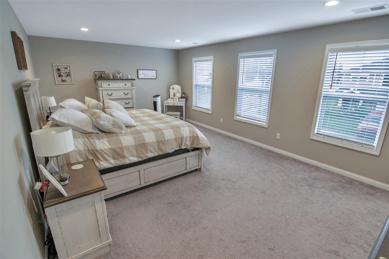 Bowling Green, Kentucky 42104, United States, 4 Bedrooms Bedrooms, ,3 BathroomsBathrooms,Residential,Pending,41304