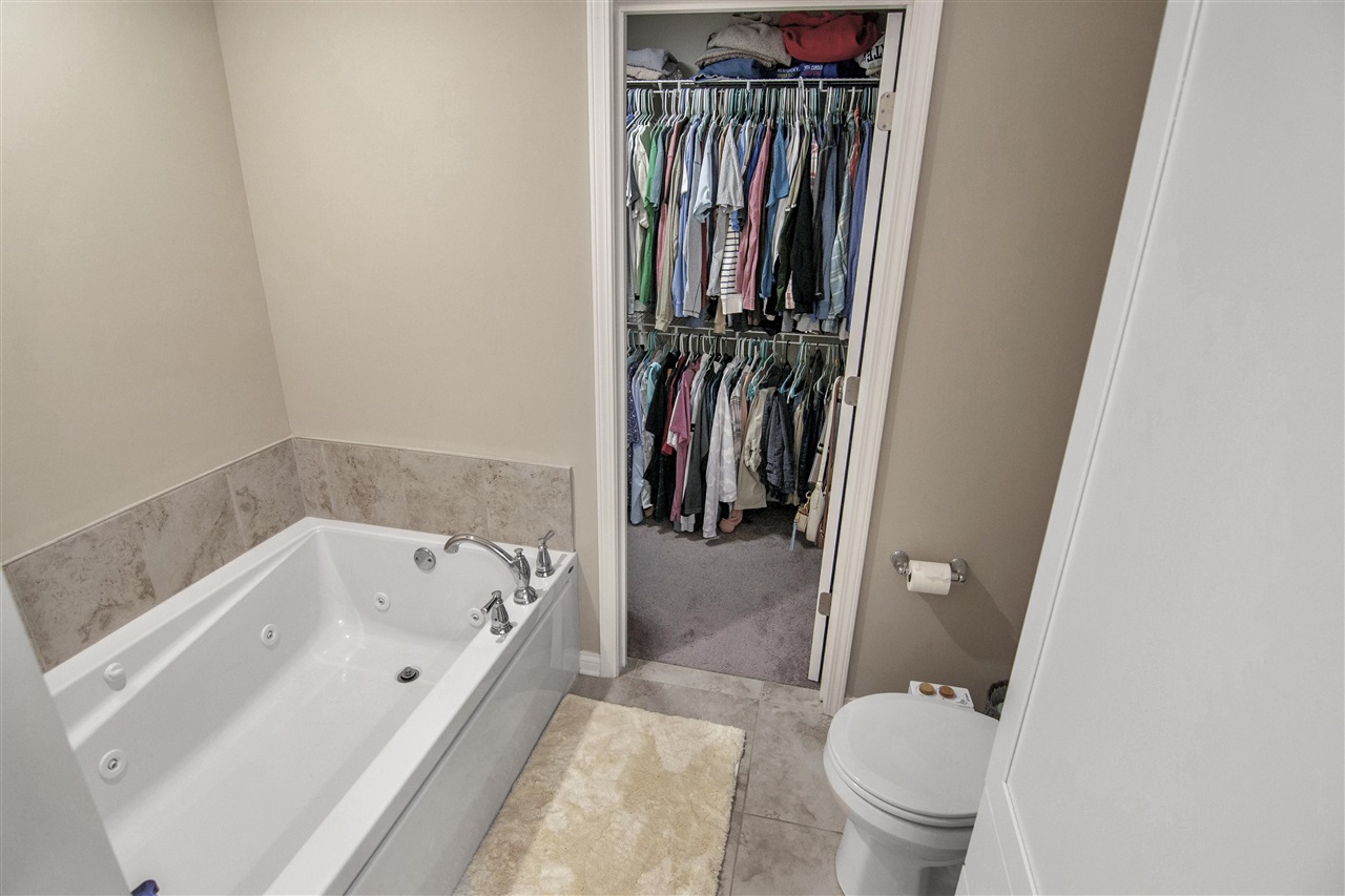 Bowling Green, Kentucky 42104, United States, 4 Bedrooms Bedrooms, ,3 BathroomsBathrooms,Residential,Pending,41304