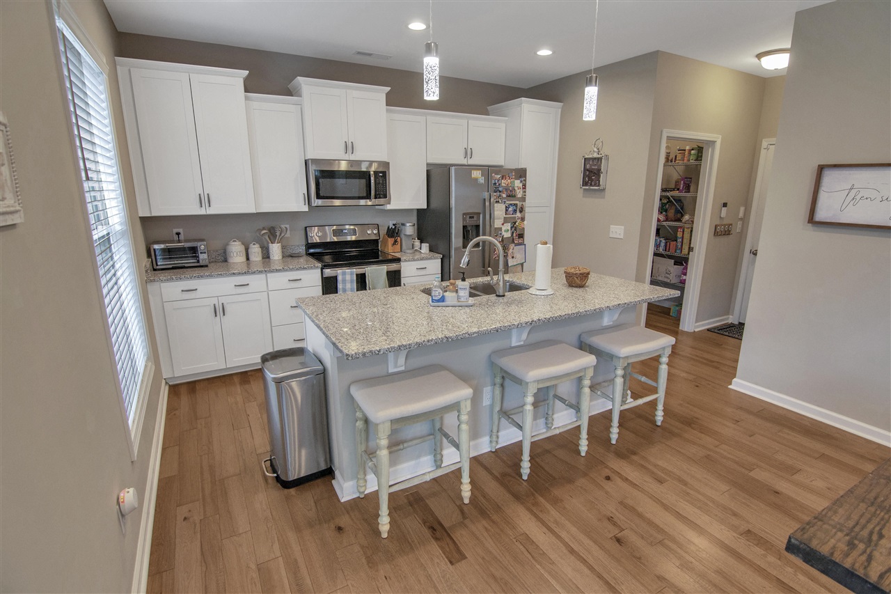 Bowling Green, Kentucky 42104, United States, 4 Bedrooms Bedrooms, ,3 BathroomsBathrooms,Residential,Pending,41304