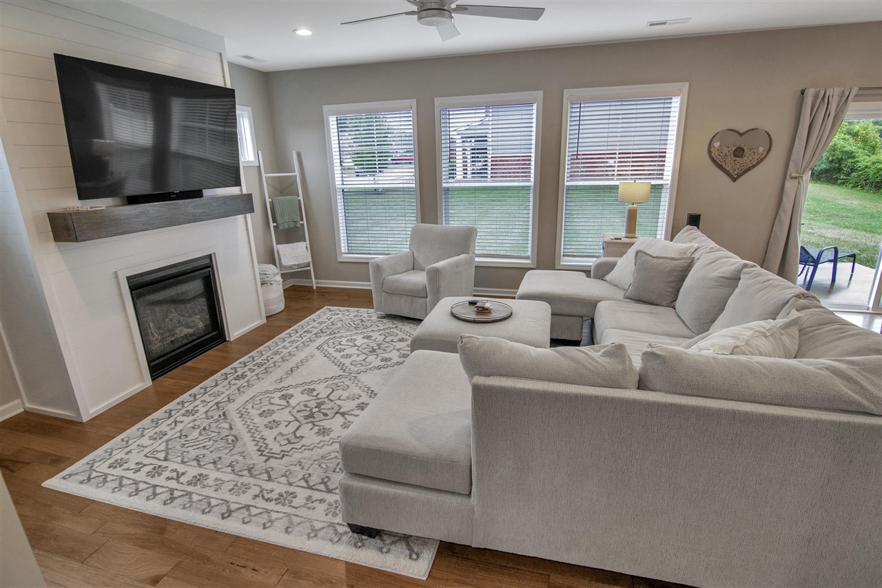 Bowling Green, Kentucky 42104, United States, 4 Bedrooms Bedrooms, ,3 BathroomsBathrooms,Residential,Pending,41304