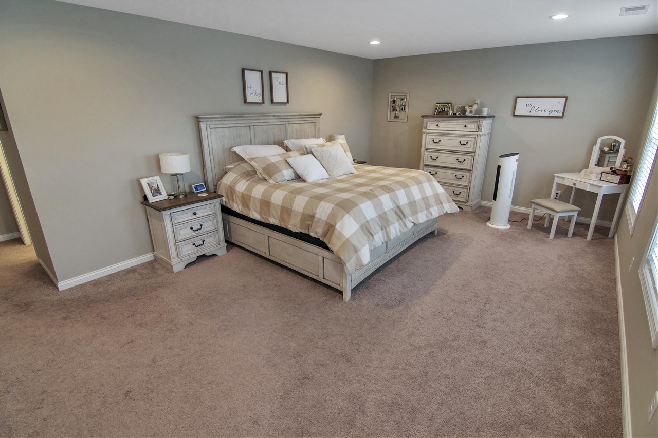 Bowling Green, Kentucky 42104, United States, 4 Bedrooms Bedrooms, ,3 BathroomsBathrooms,Residential,Pending,41304