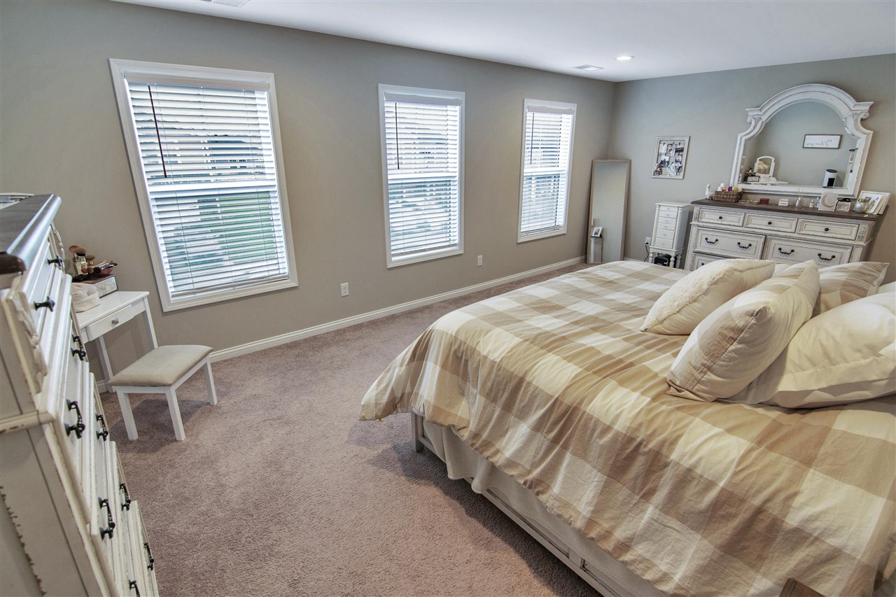 Bowling Green, Kentucky 42104, United States, 4 Bedrooms Bedrooms, ,3 BathroomsBathrooms,Residential,Pending,41304