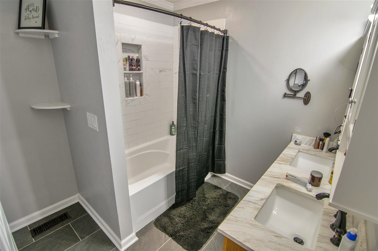 Franklin, Kentucky 42134, United States, 3 Bedrooms Bedrooms, ,2 BathroomsBathrooms,Residential,Active,252825