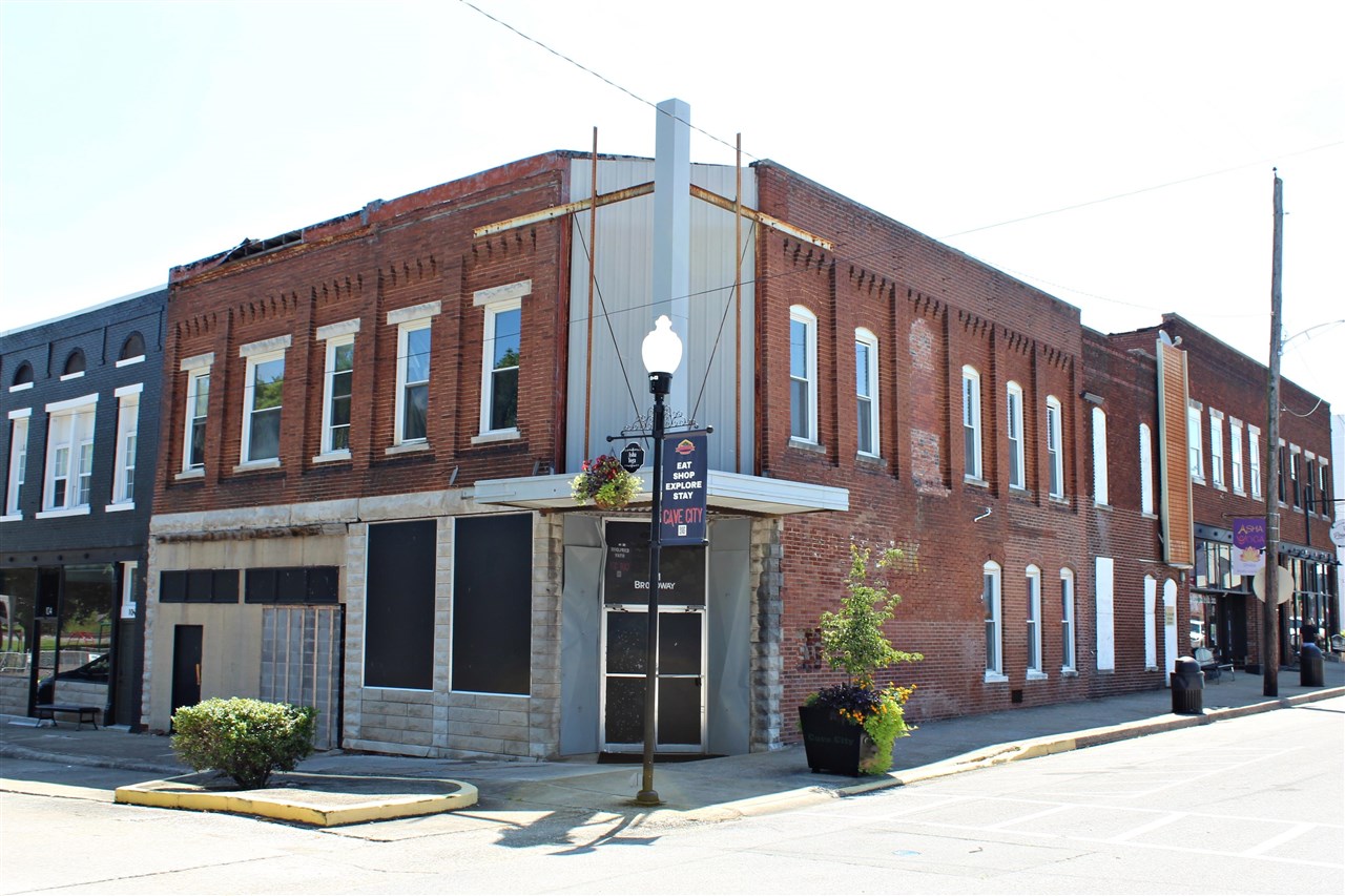 Photo 1 of 4 — 101 Broadway Street, Cave City, KY 42127