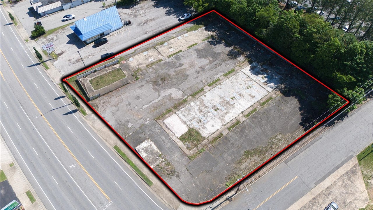Photo 1 of 9 — 1508 Memorial Boulevard, Springfield, TN 37172