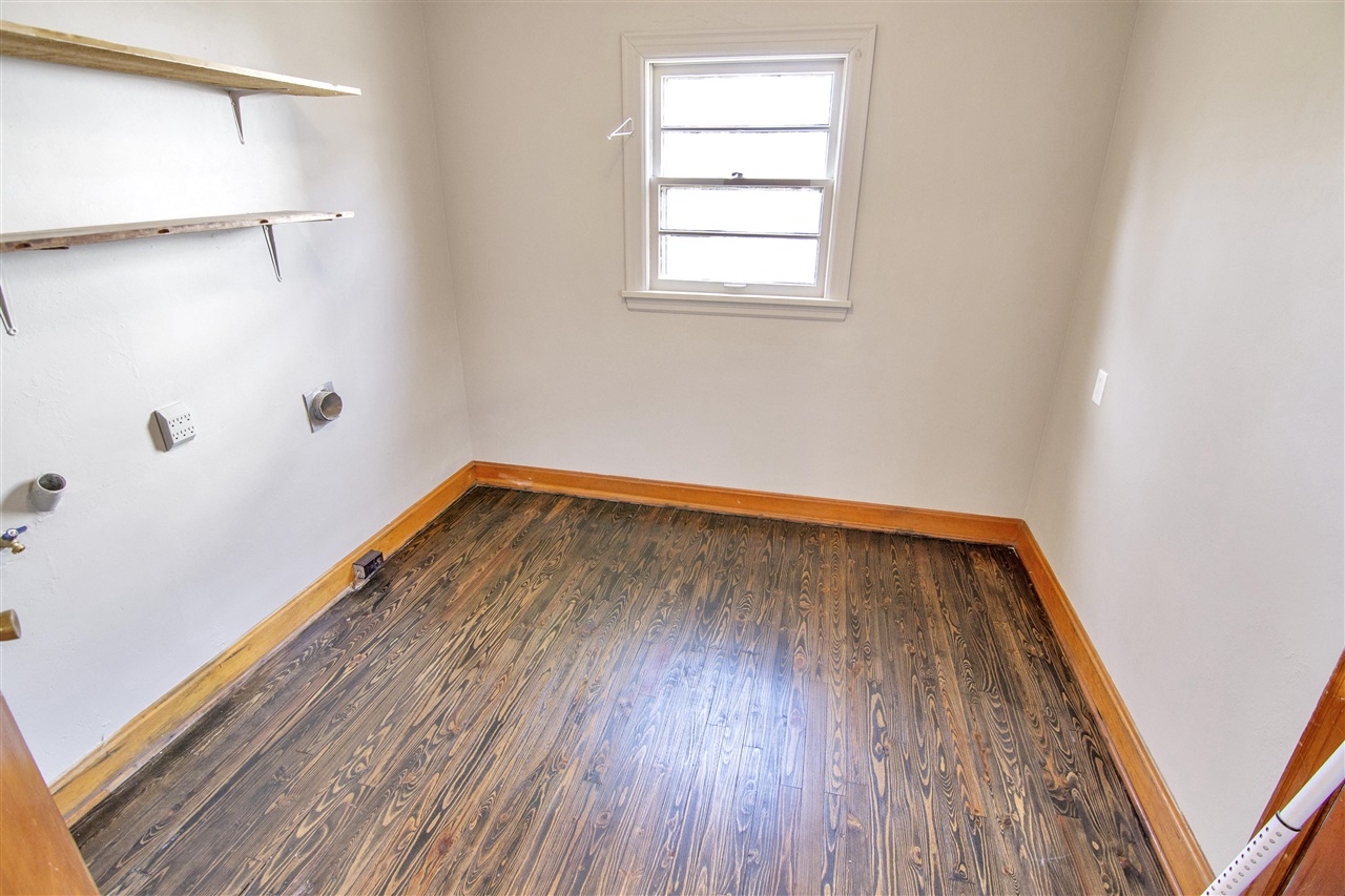 Bowling Green, Kentucky 42104, United States, 3 Bedrooms Bedrooms, ,1 BathroomBathrooms,Residential,Pending,22766