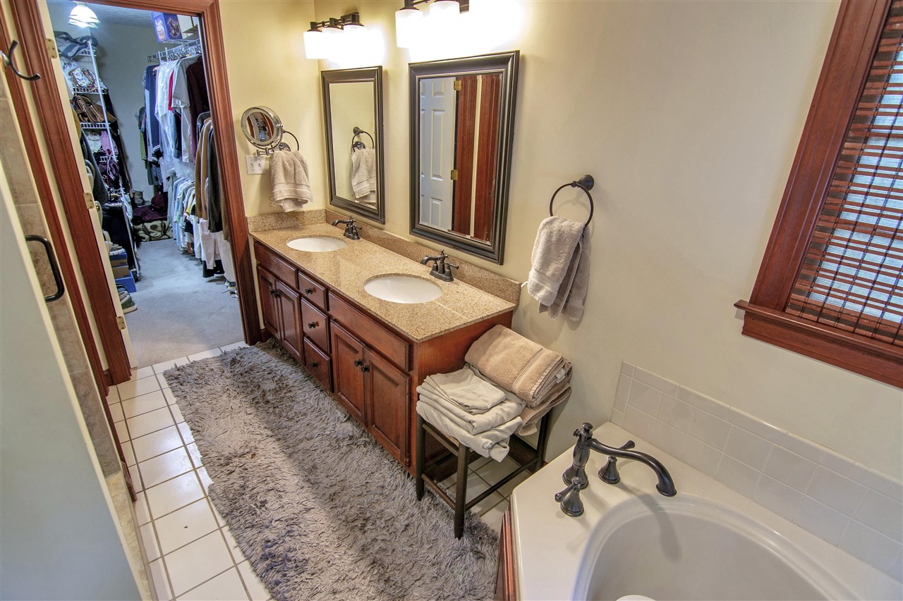 Bowling Green, Kentucky 42103, United States, 4 Bedrooms Bedrooms, ,4 BathroomsBathrooms,Residential,Pending,217778