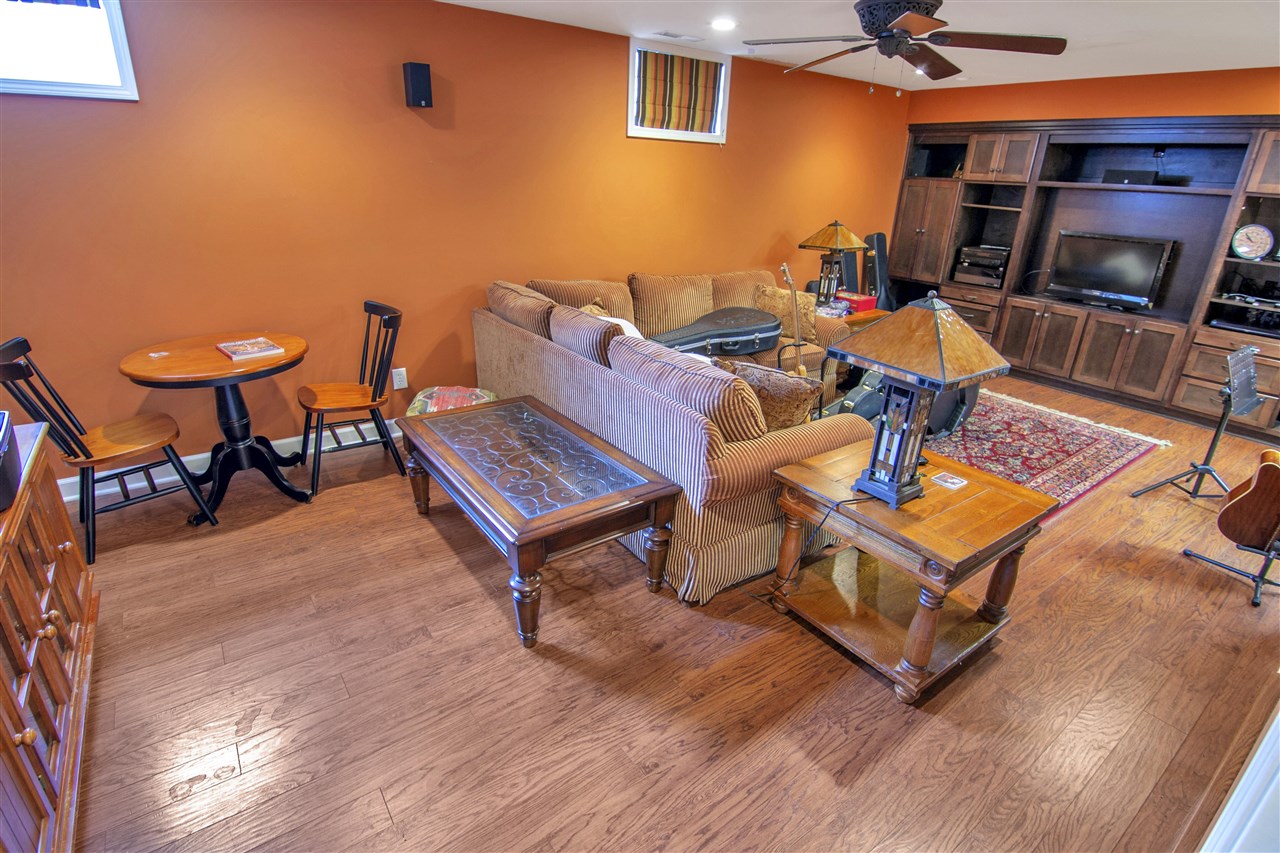 Bowling Green, Kentucky 42103, United States, 4 Bedrooms Bedrooms, ,4 BathroomsBathrooms,Residential,Pending,217778