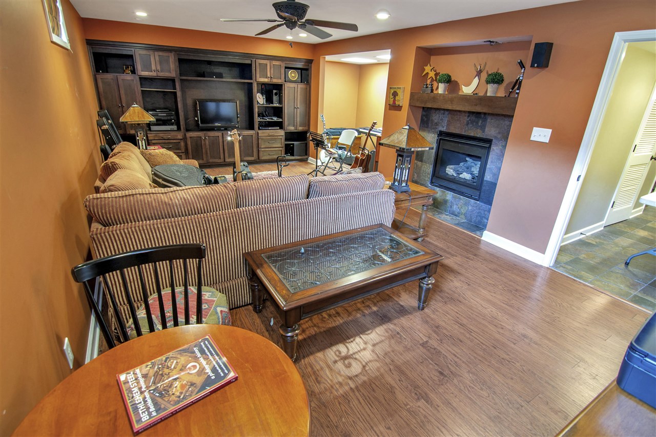 Bowling Green, Kentucky 42103, United States, 4 Bedrooms Bedrooms, ,4 BathroomsBathrooms,Residential,Pending,217778