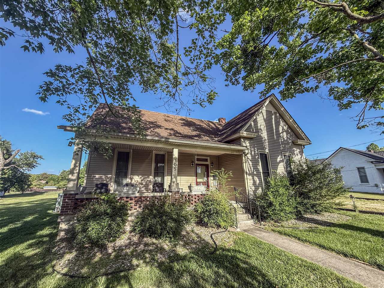 Photo 1 of 32 — 105 Bunnell Avenue, Horse Cave, KY 42729