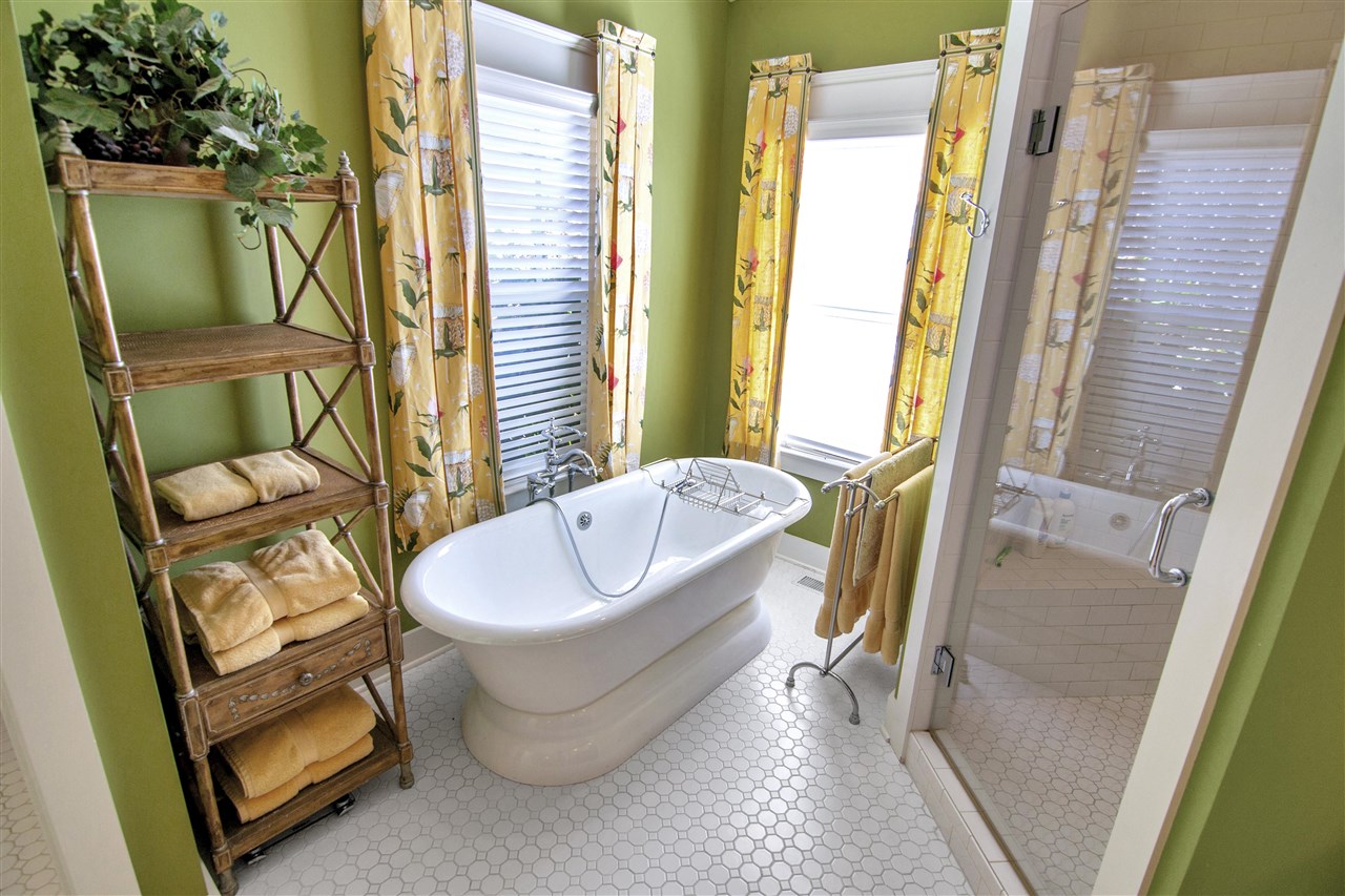 Austin, Kentucky 42123, United States, 6 Bedrooms Bedrooms, ,5 BathroomsBathrooms,Residential,Active,222999