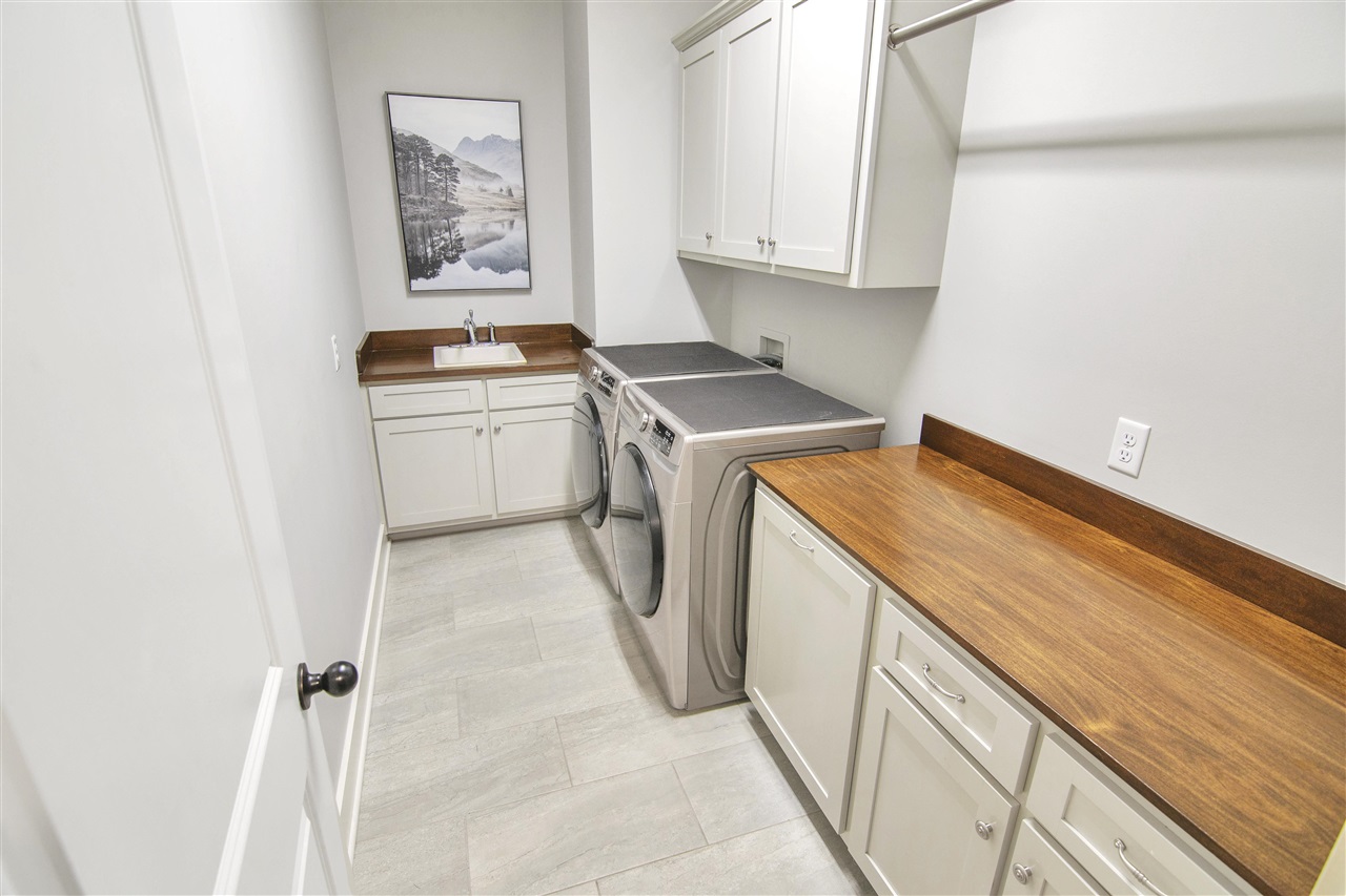 Alvaton, Kentucky 42122, United States, 4 Bedrooms Bedrooms, ,4 BathroomsBathrooms,Residential,Pending,81639