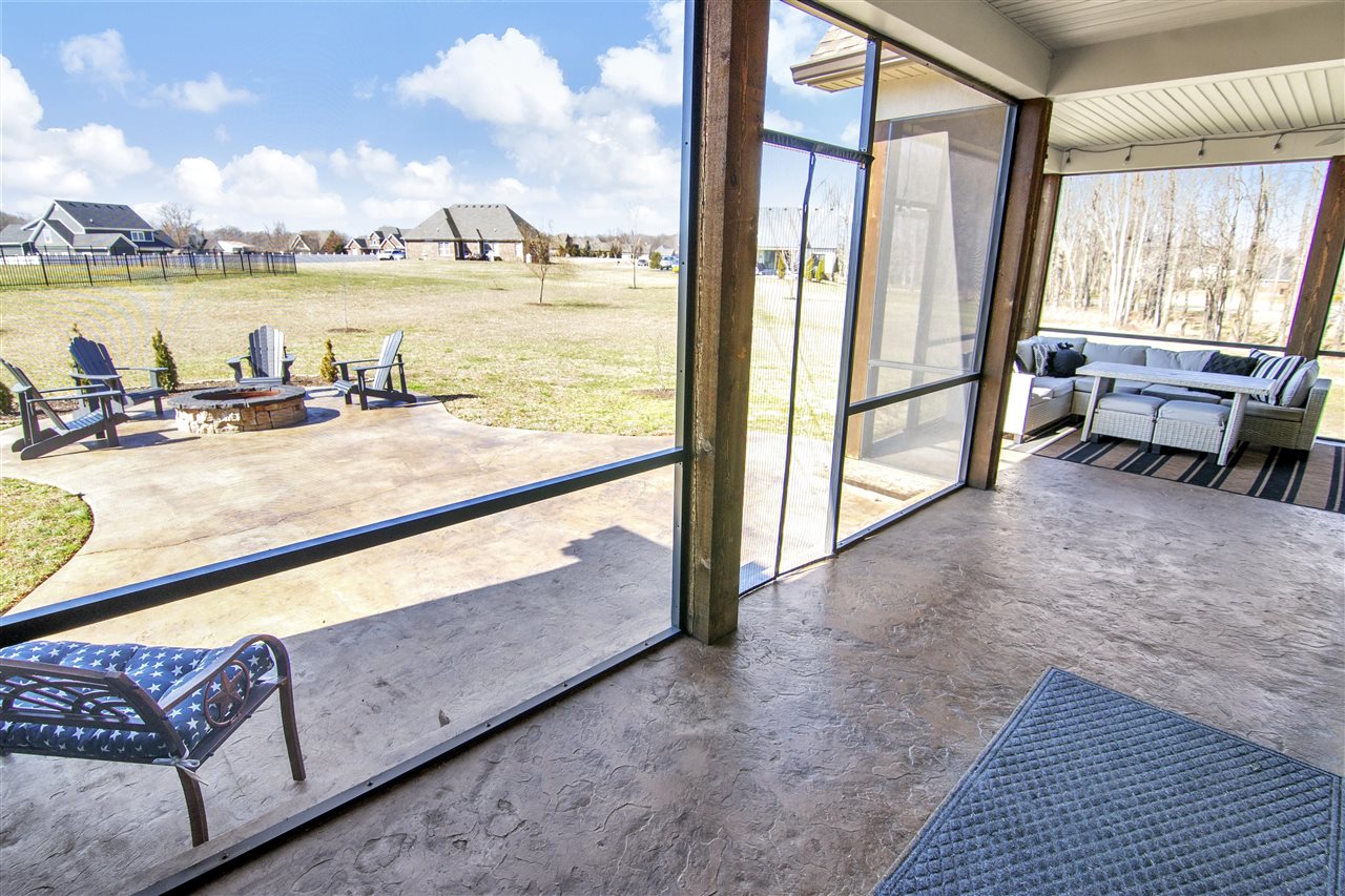 Alvaton, Kentucky 42122, United States, 4 Bedrooms Bedrooms, ,4 BathroomsBathrooms,Residential,Pending,81639