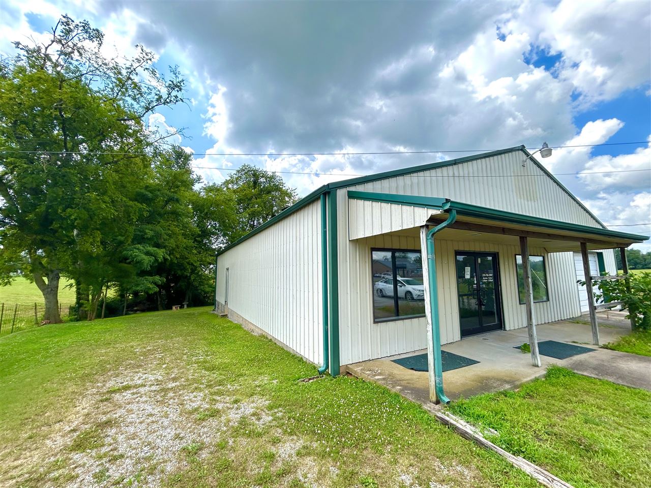 Photo 1 of 17 — 1370 S Dixie Street, Horse Cave, KY 42749