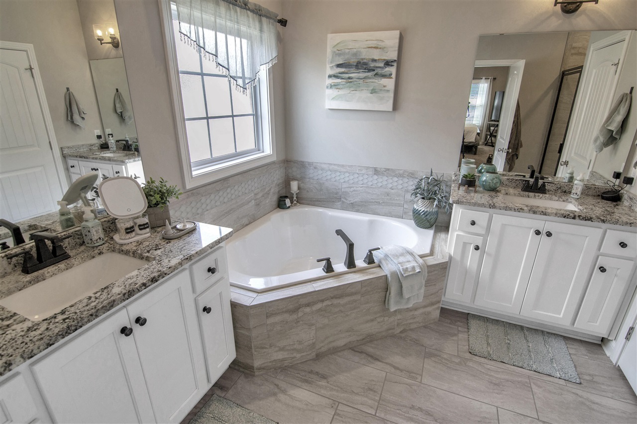 Bowling Green, Kentucky 42104, United States, 3 Bedrooms Bedrooms, ,2 BathroomsBathrooms,Residential,Active,200425