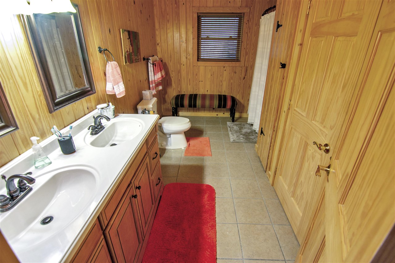 Lucas, Kentucky 42156, United States, 5 Bedrooms Bedrooms, ,3 BathroomsBathrooms,Residential,Active,132304