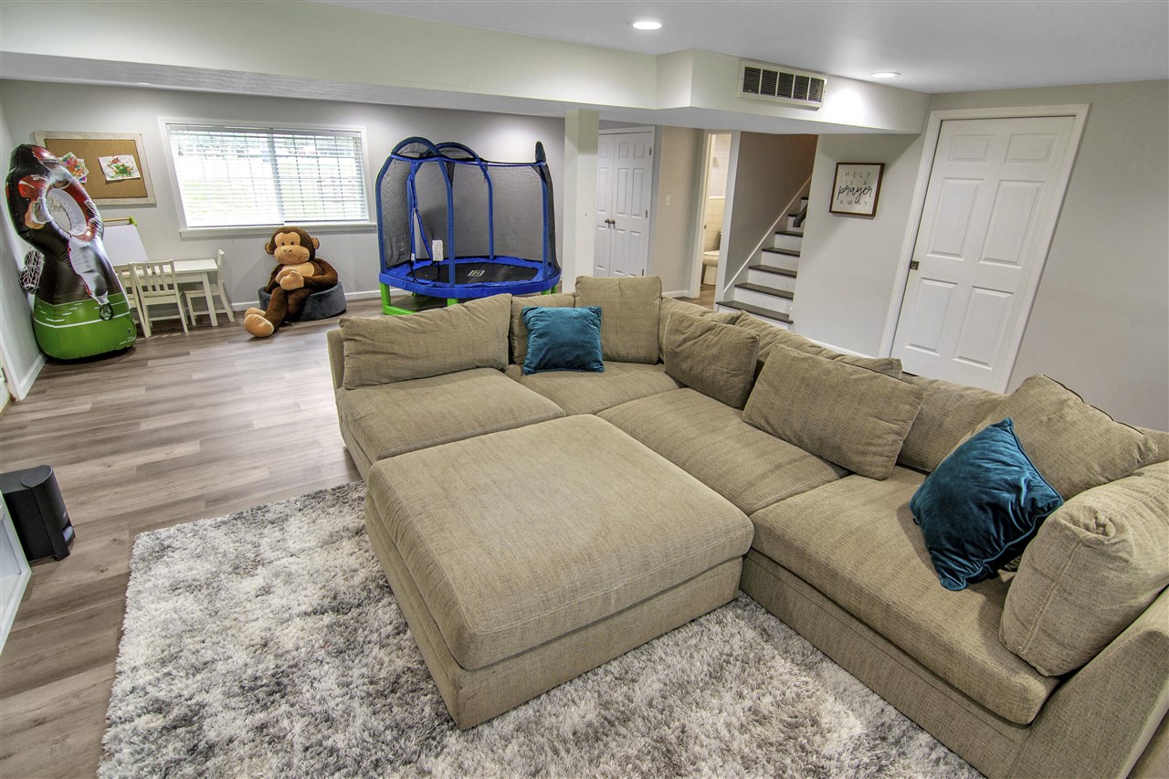 Bowling Green, Kentucky 42101, United States, 3 Bedrooms Bedrooms, ,3 BathroomsBathrooms,Residential,Pending,142921