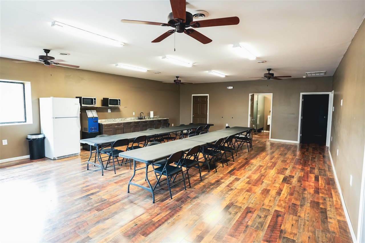 Cave City, Kentucky 42127, United States, ,Commercial,Active,115346