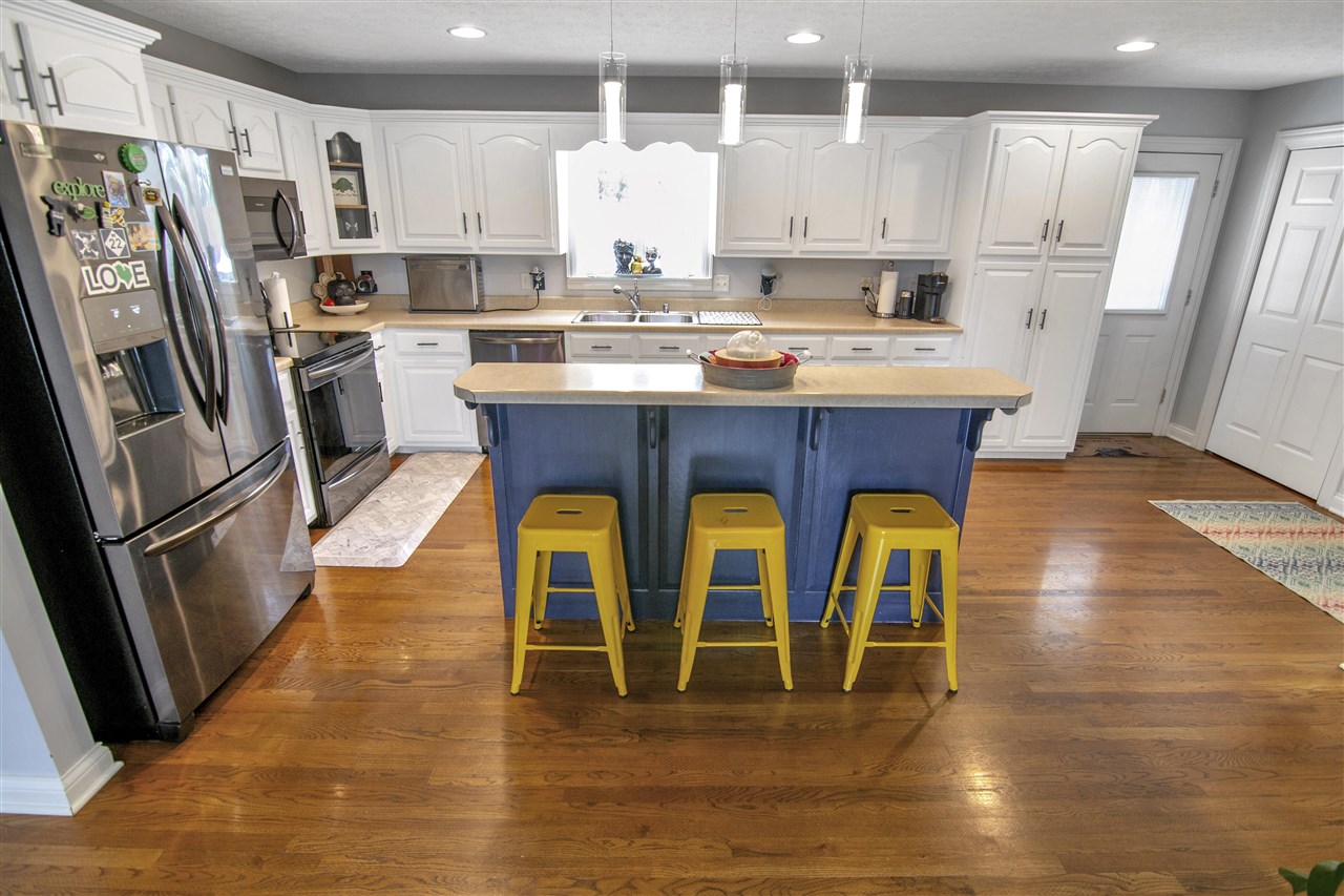 Glasgow, Kentucky 42141, United States, 5 Bedrooms Bedrooms, ,3 BathroomsBathrooms,Residential,Pending,107890