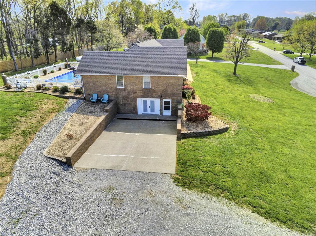 Glasgow, Kentucky 42141, United States, 5 Bedrooms Bedrooms, ,3 BathroomsBathrooms,Residential,Pending,107890