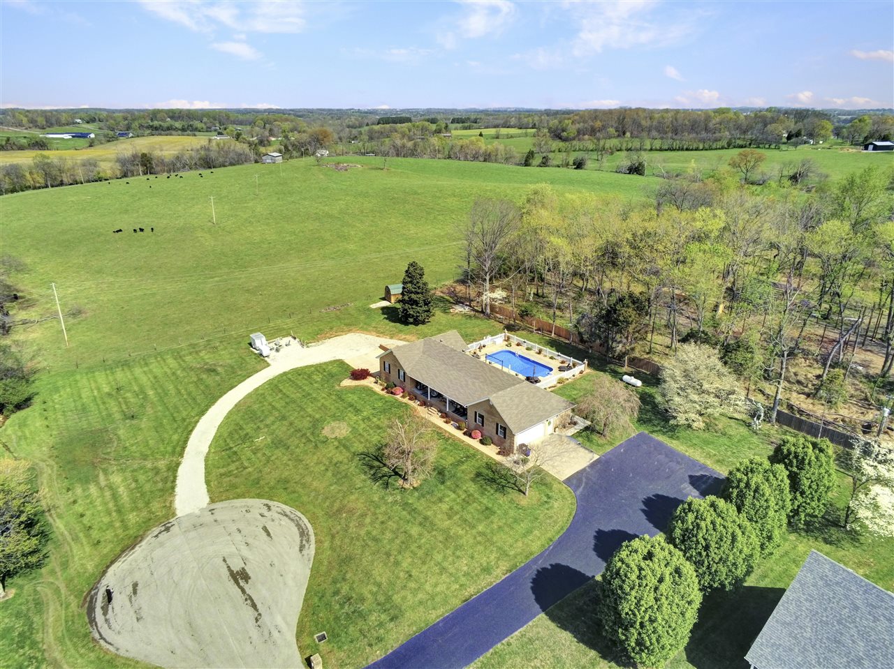 Glasgow, Kentucky 42141, United States, 5 Bedrooms Bedrooms, ,3 BathroomsBathrooms,Residential,Pending,107890