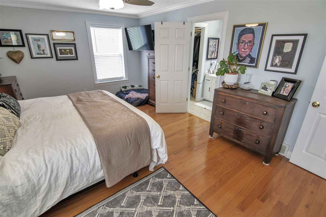 Glasgow, Kentucky 42141, United States, 5 Bedrooms Bedrooms, ,3 BathroomsBathrooms,Residential,Pending,107890