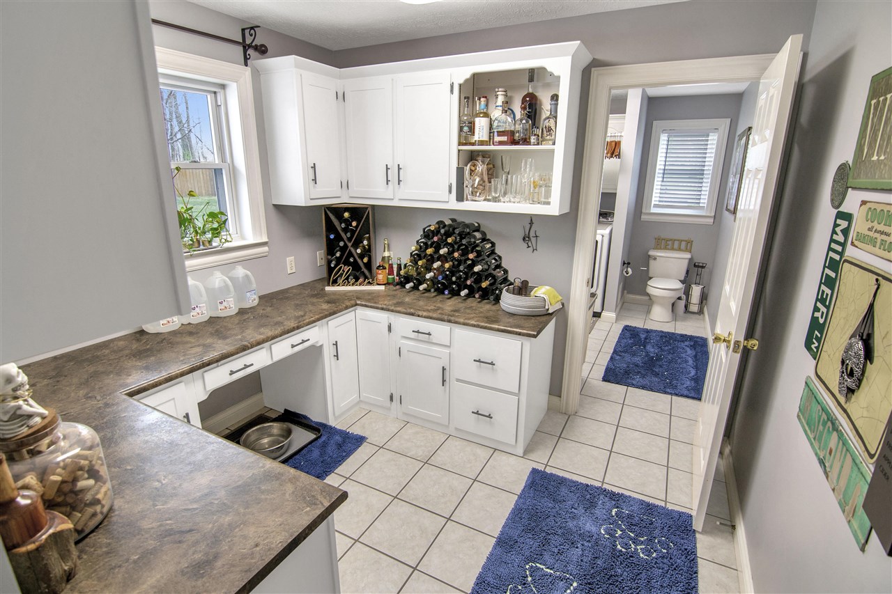 Glasgow, Kentucky 42141, United States, 5 Bedrooms Bedrooms, ,3 BathroomsBathrooms,Residential,Pending,107890