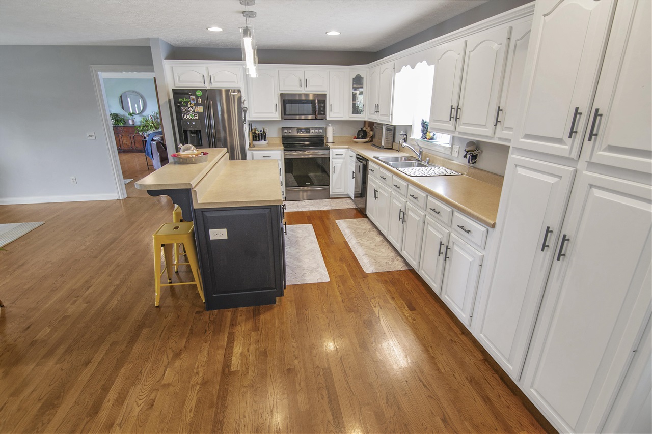 Glasgow, Kentucky 42141, United States, 5 Bedrooms Bedrooms, ,3 BathroomsBathrooms,Residential,Pending,107890