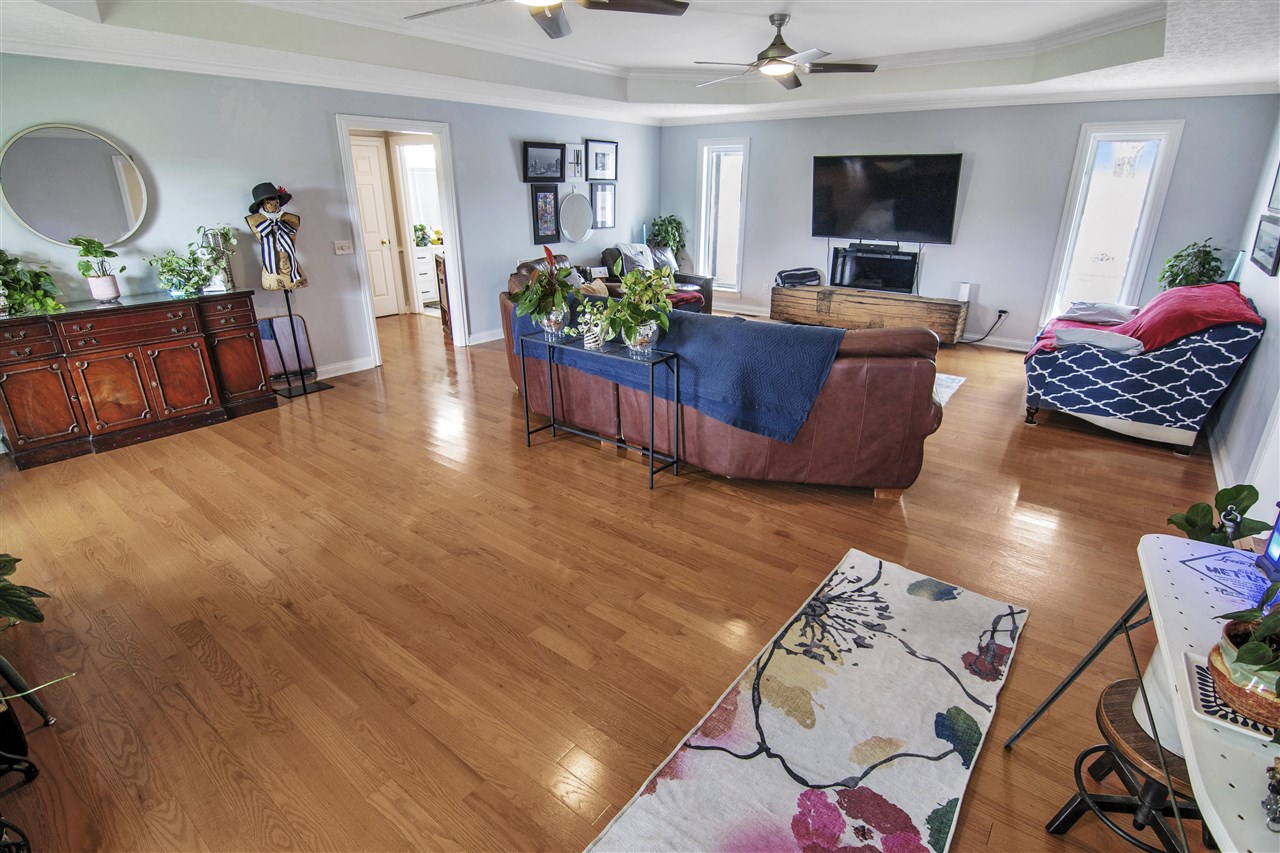 Glasgow, Kentucky 42141, United States, 5 Bedrooms Bedrooms, ,3 BathroomsBathrooms,Residential,Pending,107890