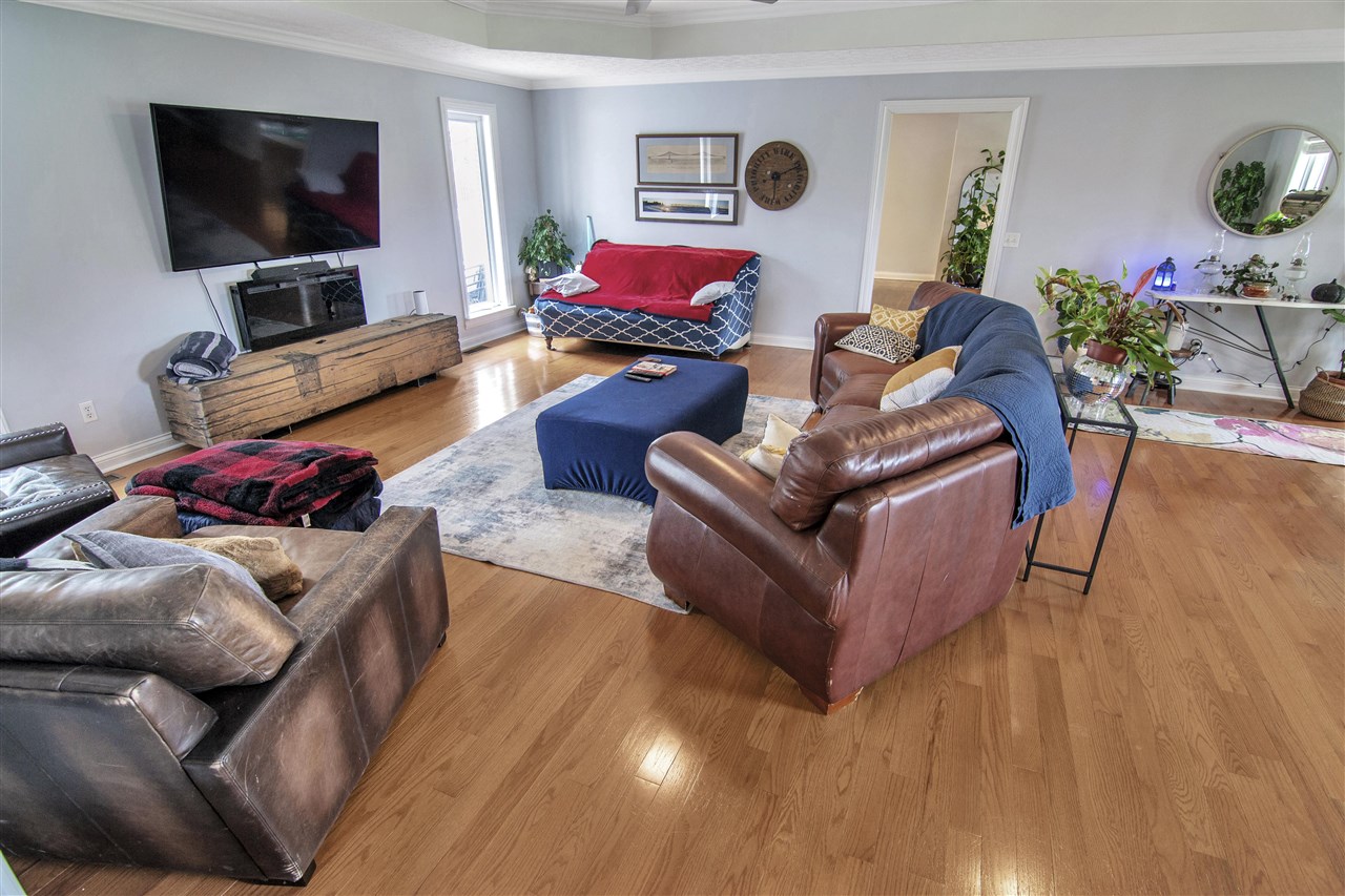 Glasgow, Kentucky 42141, United States, 5 Bedrooms Bedrooms, ,3 BathroomsBathrooms,Residential,Pending,107890